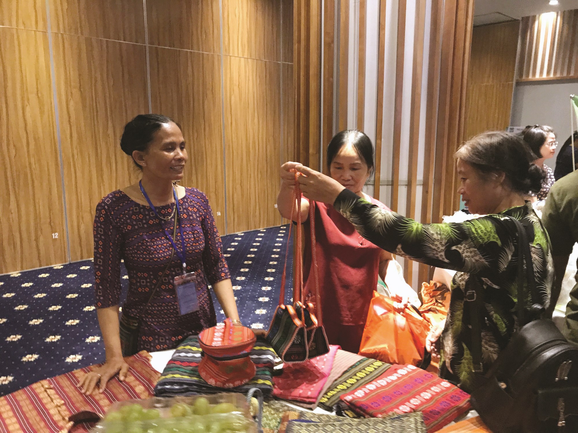 Cơ sở dệt thổ cẩm Thanh Đan giới thiệu sản phẩm trong một Hội chợ Thương mại.