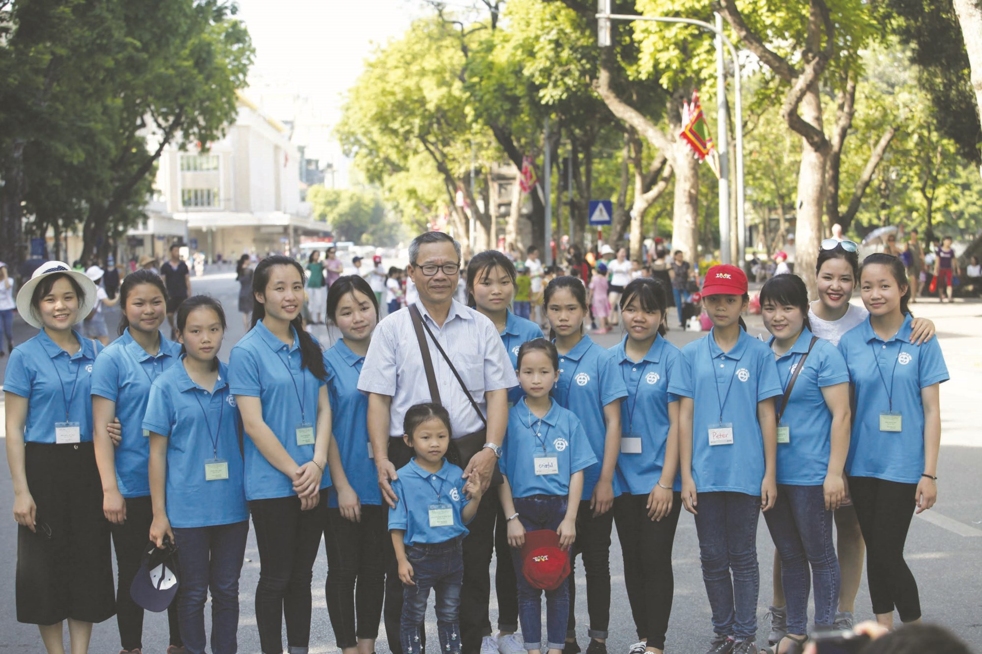Ông Chắt trong lần dẫn các con ở Trung tâm Hy vọng Lộc Bình xuống thăm quan Thủ đô.