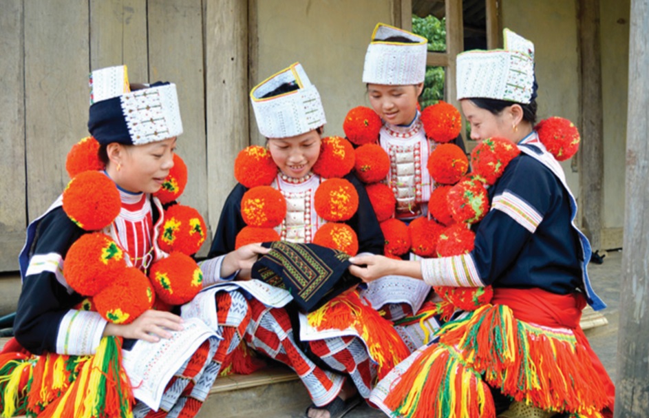 Các họa tiết trên trang phục truyền thống của người Dao thể hiện sự tinh tế qua từng đường kim, mũi chỉ