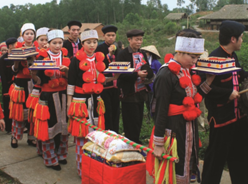 Ngày 12/10/2019, nghệ thuật trang trí trên trang phục truyền thống của người Dao đỏ được công nhận là Di sản văn hóa phi vật thể quốc gia. 