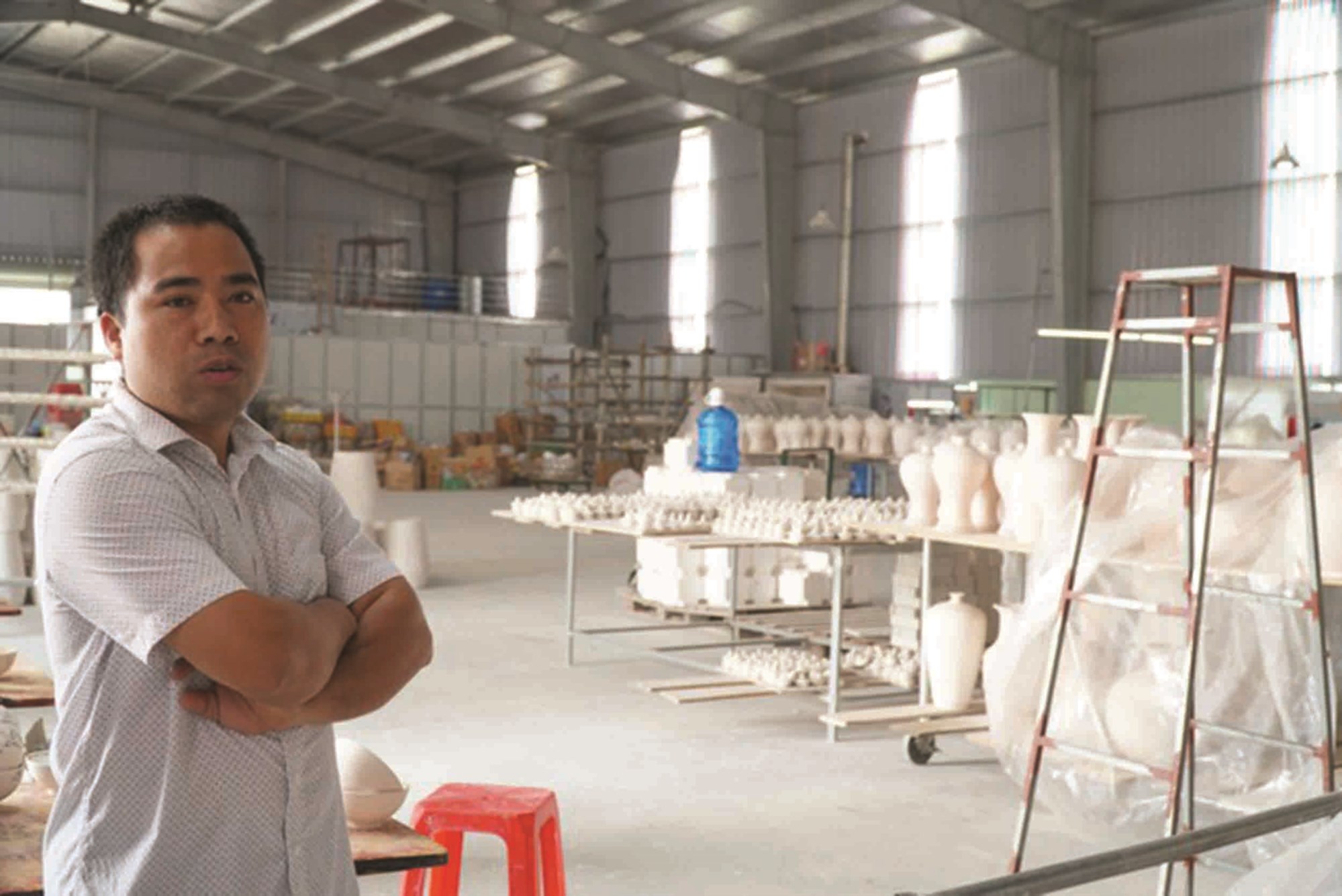 Anh Phạm Văn Vang bên xưởng gốm của mình. 