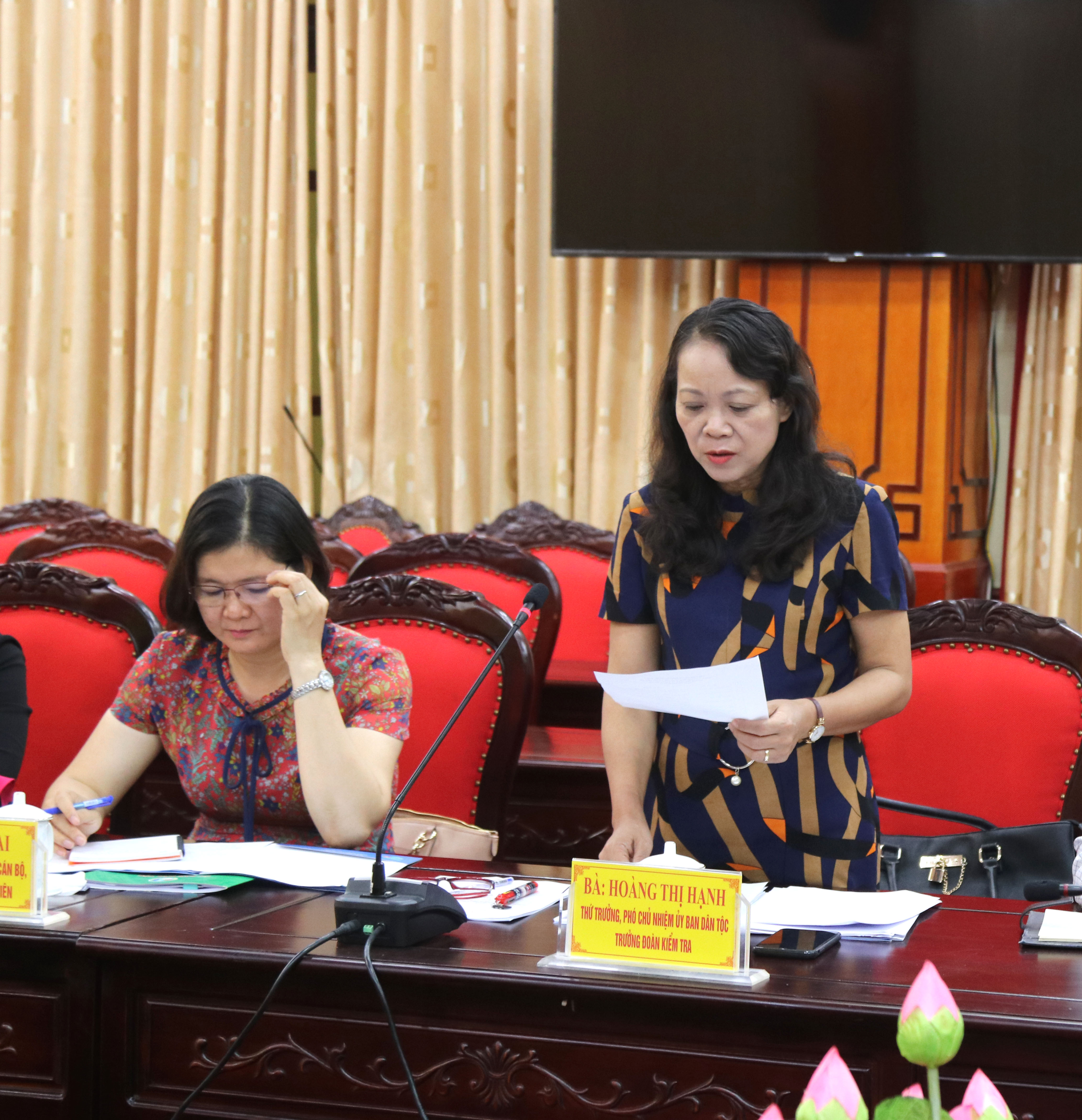 Thứ trưởng, Phó Chủ nhiệm UBDT Hoàng Thị Hạnh phát biểu tại buổi làm việc.