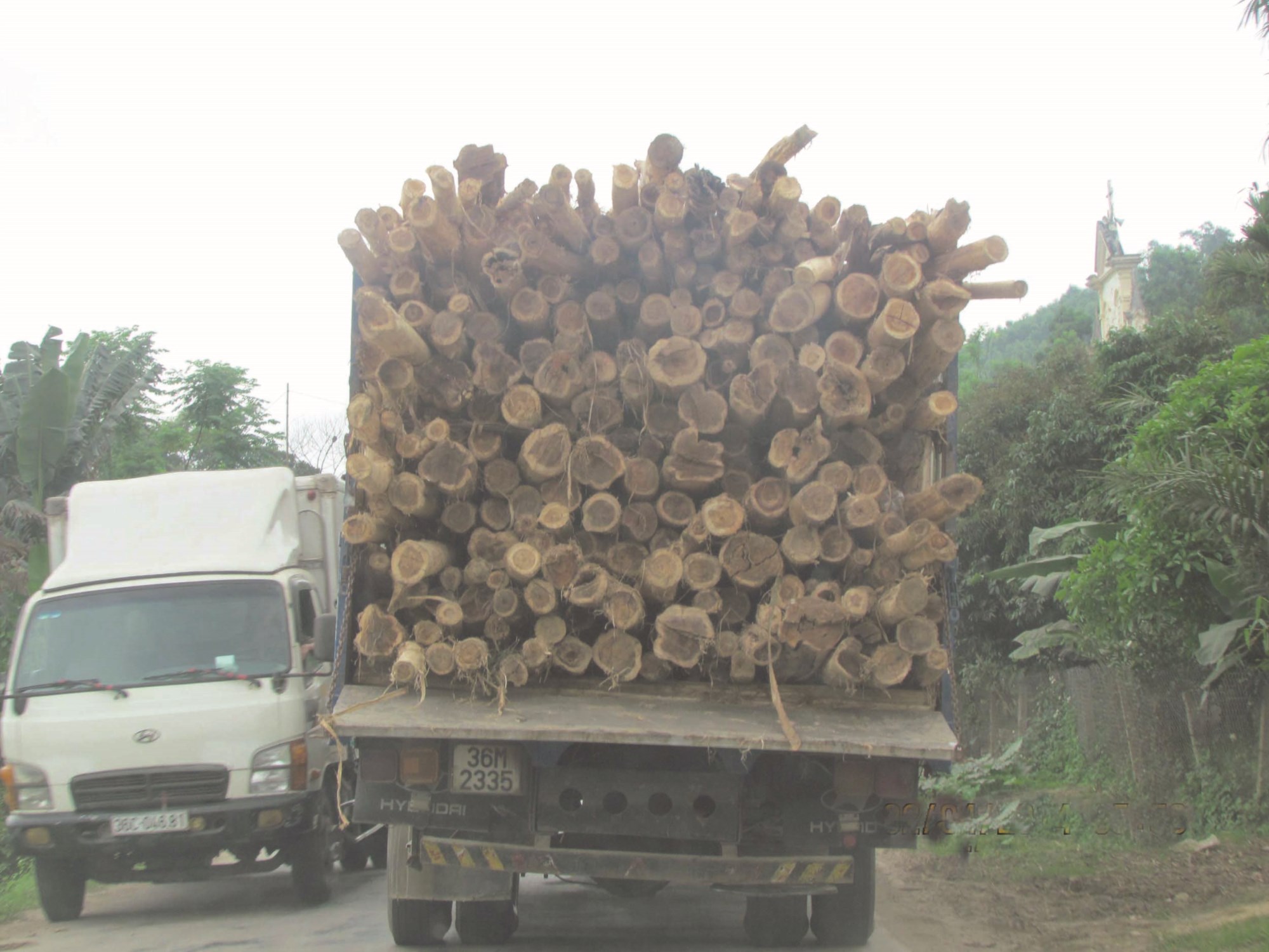 Xe chở quá tải là nguyên nhân làm đường hư hỏng ở nhiều địa phương Thừa Thiên - Huế