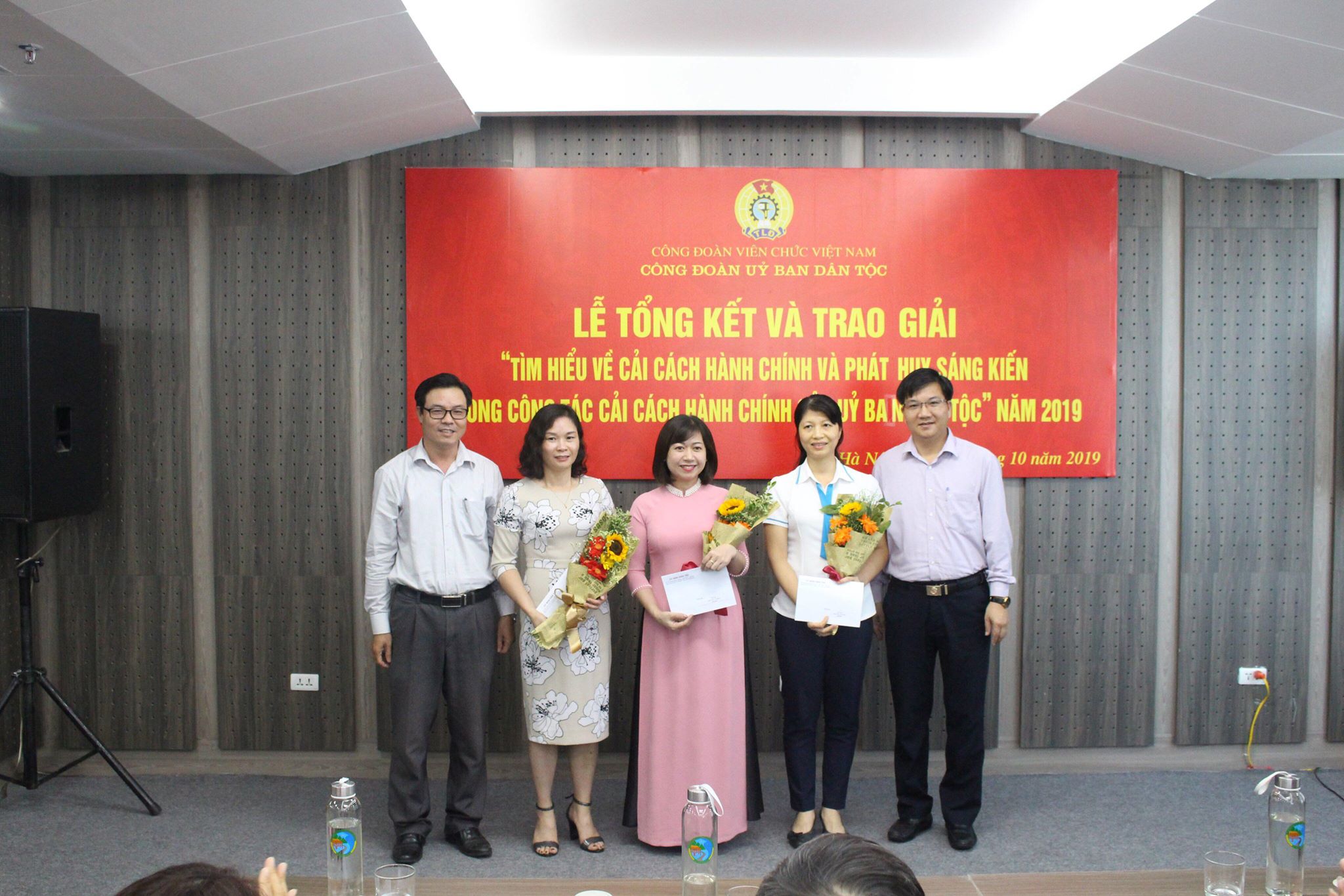 Ông Nguyễn Văn Phong, Phó Tổng biên tập Báo Dân tộc và Phát triển trao giải cho các cá nhân đạt giải trong cuộc thi CCHC của UBDT năm 2019