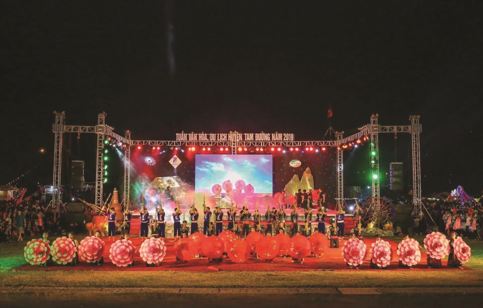 Chương trình nghệ thuật “Sắc màu Tam Đường” được tổ chức tại Sân vận động huyện Tam Đường với nhiều tiết mục văn nghệ đặc sắc của đồng bào các dân tộc. 