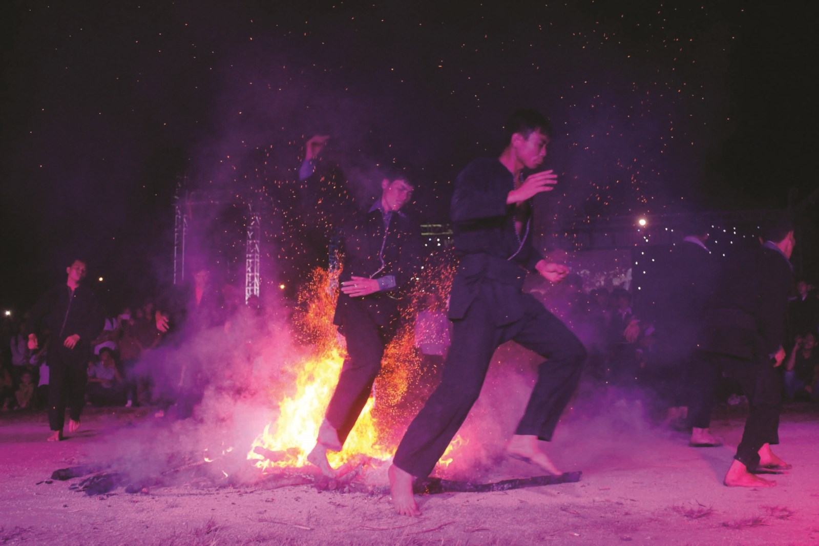 Lễ hội nhảy lửa của đồng bào dân tộc Dao ở bản Sì Thâu Chải, xã Hồ Thầu, huyện Tam Đường (Lai Châu) là nét văn hóa độc đáo. 