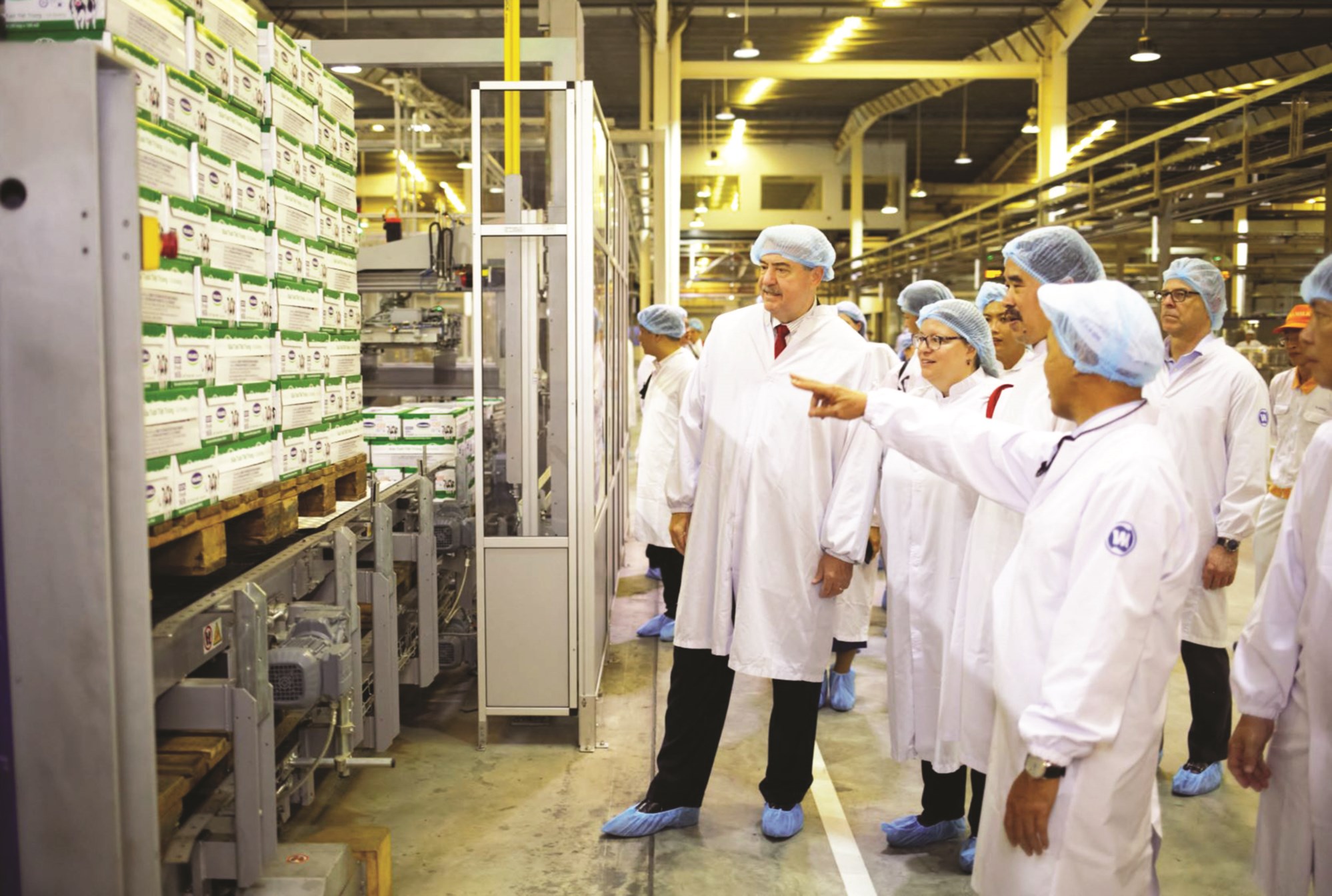 : Đại diện Bộ Nông Nghiệp Hoa Kỳ ấn tượng với quy mô của siêu nhà máy sữa có công nghệ tự động hóa và điều khiển tích hợp từ khâu nhập liệu tới kho thành phẩm.