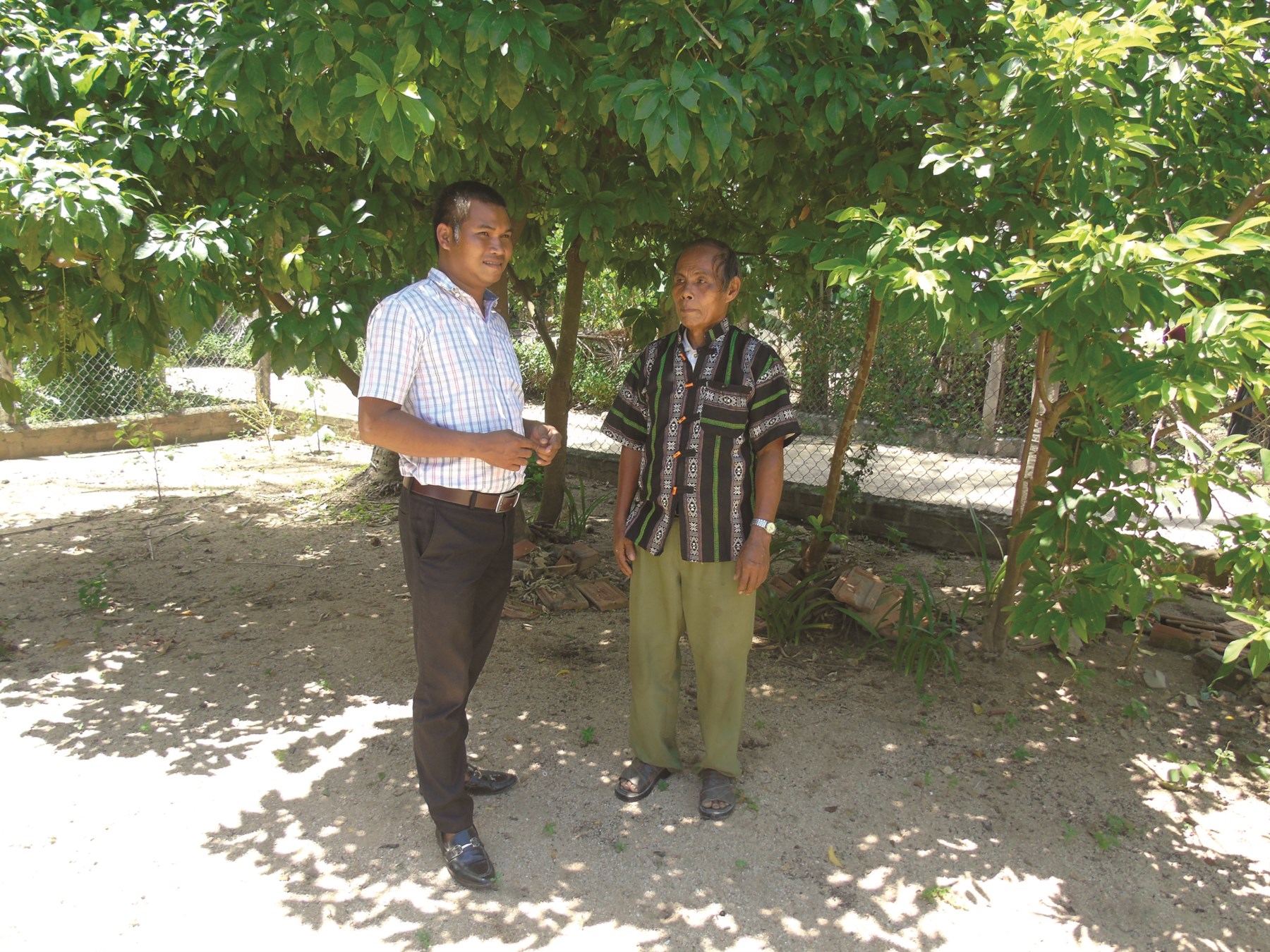 Già làng Mai Thanh Vân (bên phải) chia sẻ về kinh nghiệm hòa giải đối với đồng bào DTTS tại địa phương.