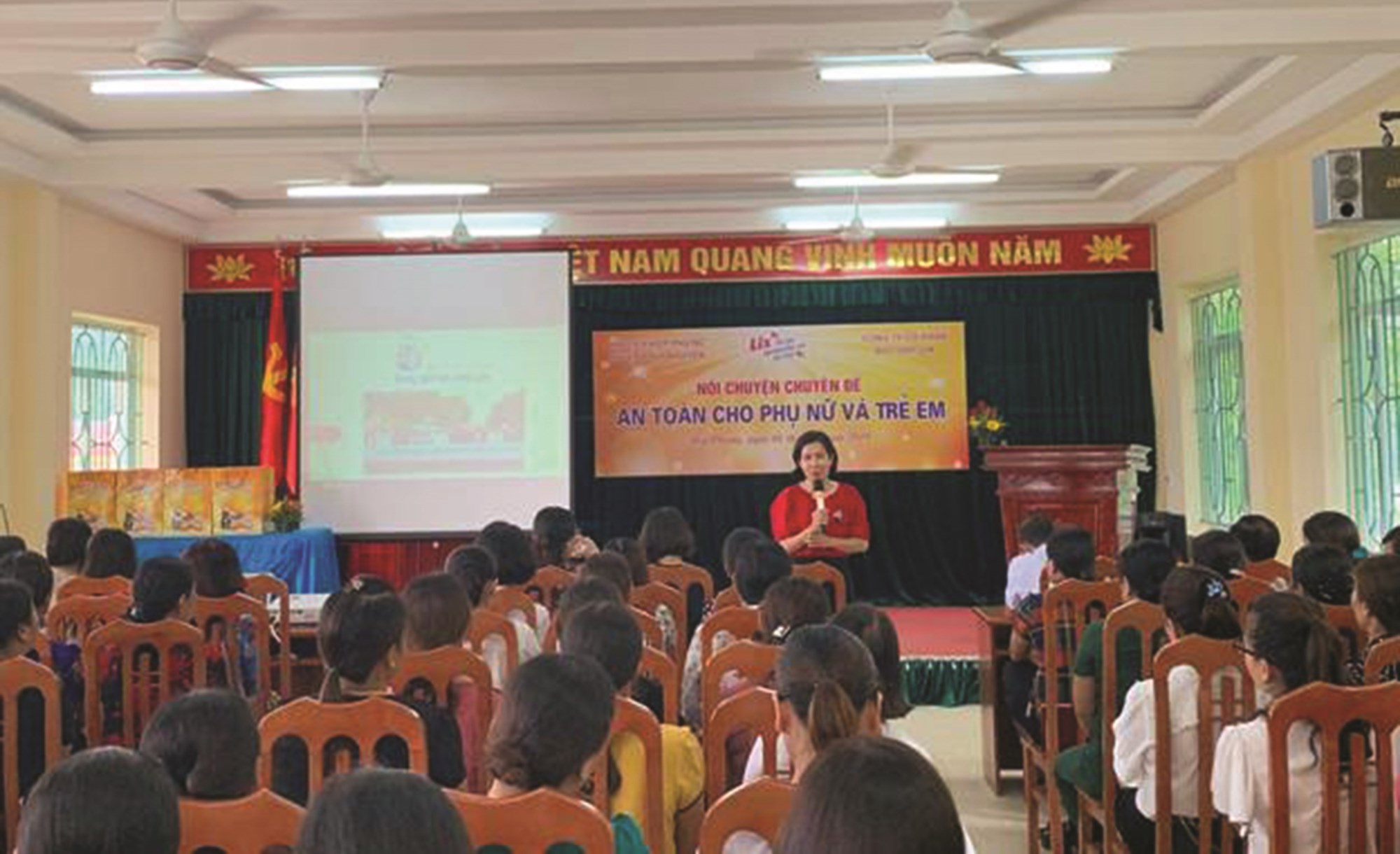 Buổi nói chuyện chuyên đề “An toàn cho phụ nữ và trẻ em” của Công ty Cổ phần Bột giặt Lix tại Hội Phụ nữ huyện Thủy Nguyên, TP Hải Phòng. 