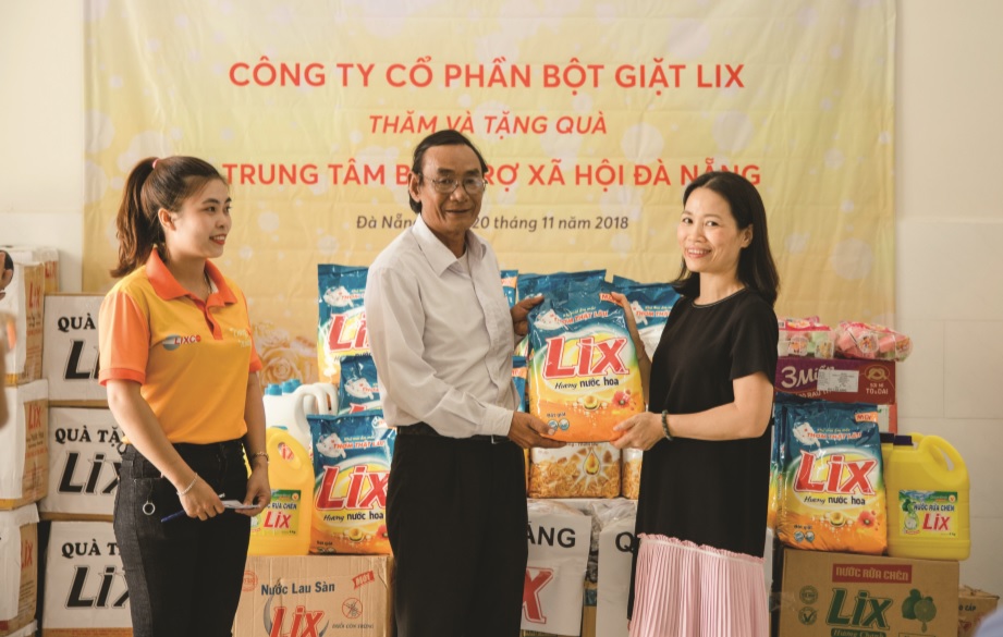 Buổi tặng quà của Công ty Cổ phần Bột giặt Lix  tại Trung tâm Bảo trợ xã hội TP. Đà Nẵng - Chương trình “Cùng Lix mang xuân về” năm 2018.