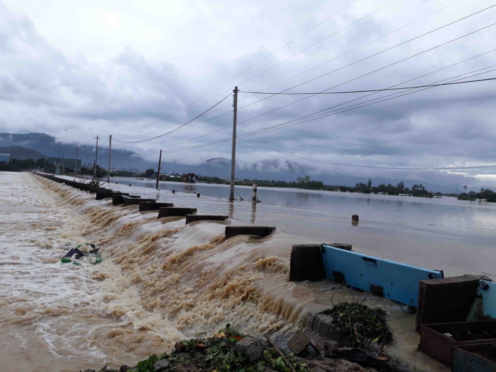 Nhiều khu vực tỉnh Bình Định ngập sâu trong lũ 