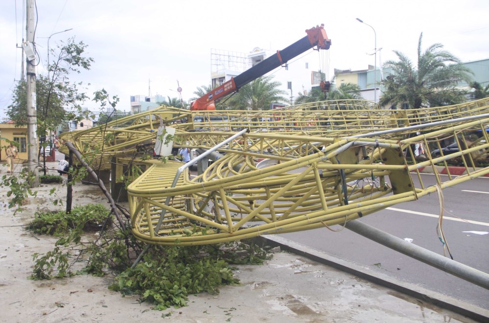 Hệ thống trang trí đường phố ở Quy Nhơn bị gió giật sập 