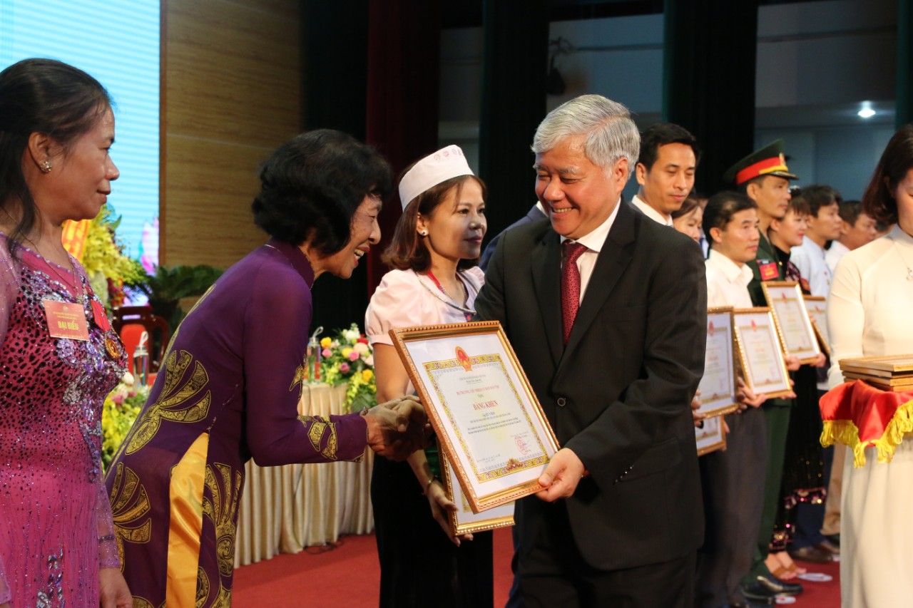 Bộ trưởng, Chủ nhiệm UBDT Đỗ Văn Chiến tặng Bằng khen cho các cá nhân và tập thể có thành tích xuất sắc tại Đại hội.