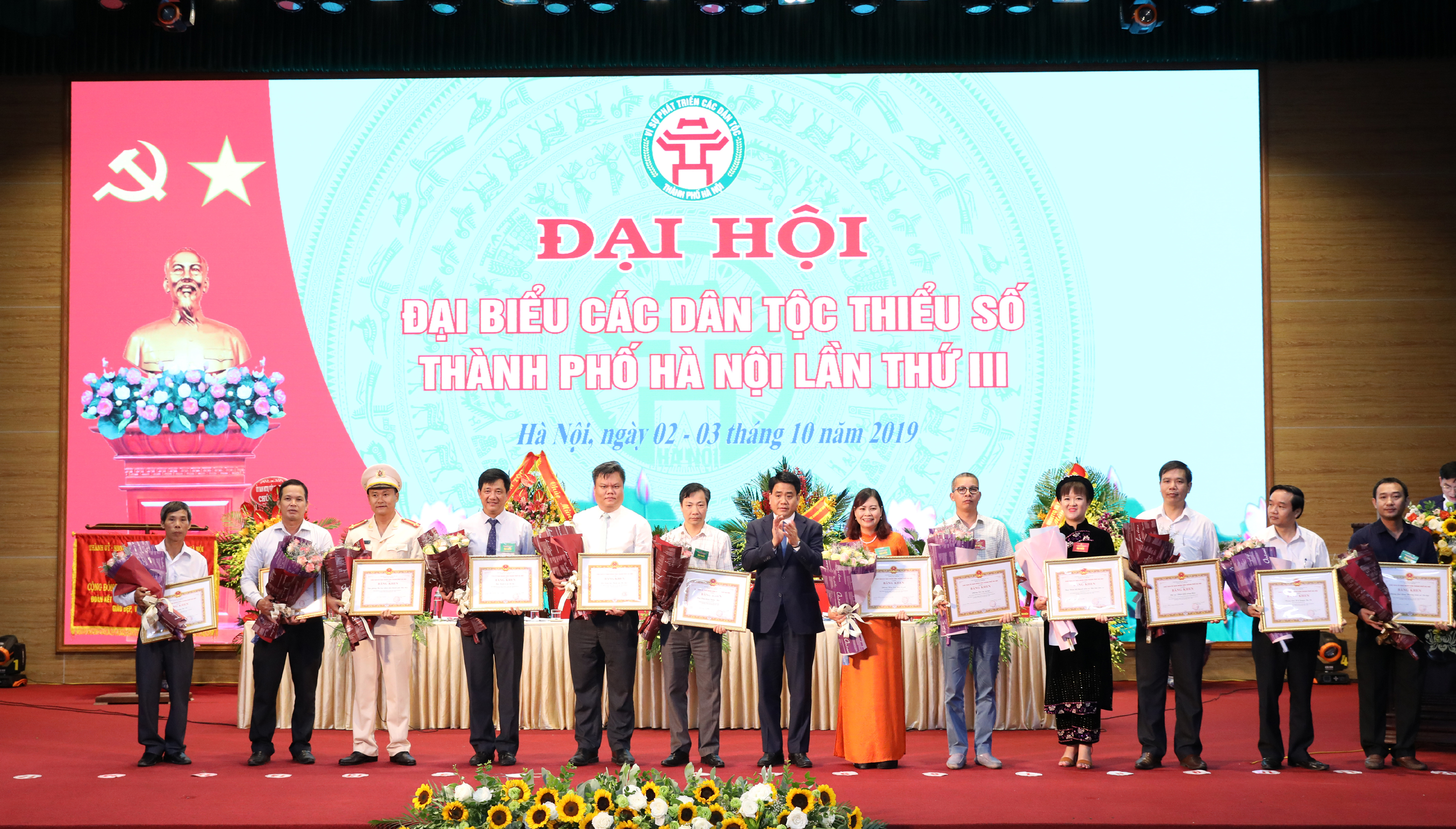 Chủ tịch UBND TP. Hà Nội Nguyễn Đức Chung tặng Bằng khen cho các cá nhân có thành tích xuất sắc tại Đại hội
