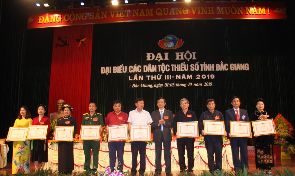 Thứ Trưởng, Phó Chủ nhiệm UBDT Phan Văn Hùng tặng Bằng khen của Bộ trưởng, Chủ nhiệm UBDT cho các tập thể, cá nhân tiêu biểu.