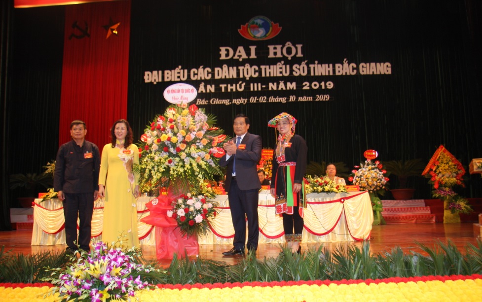 Ông Hà Ngọc Chiến, Ủy viên Trung ương Đảng, Chủ tịch Hội đồng Dân tộc của Quốc hội tặng hoa cho Đại hội.