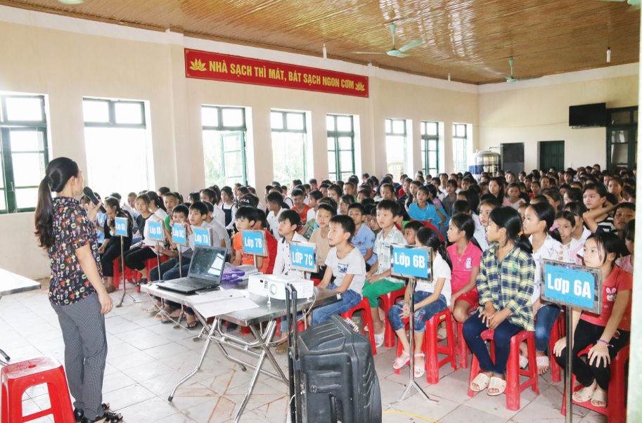 Tiết học Giáo dục pháp luật bằng tiếng dân tộc thiểu số tại Trường THPT&THCS DTNT huyện Lộc Bình.