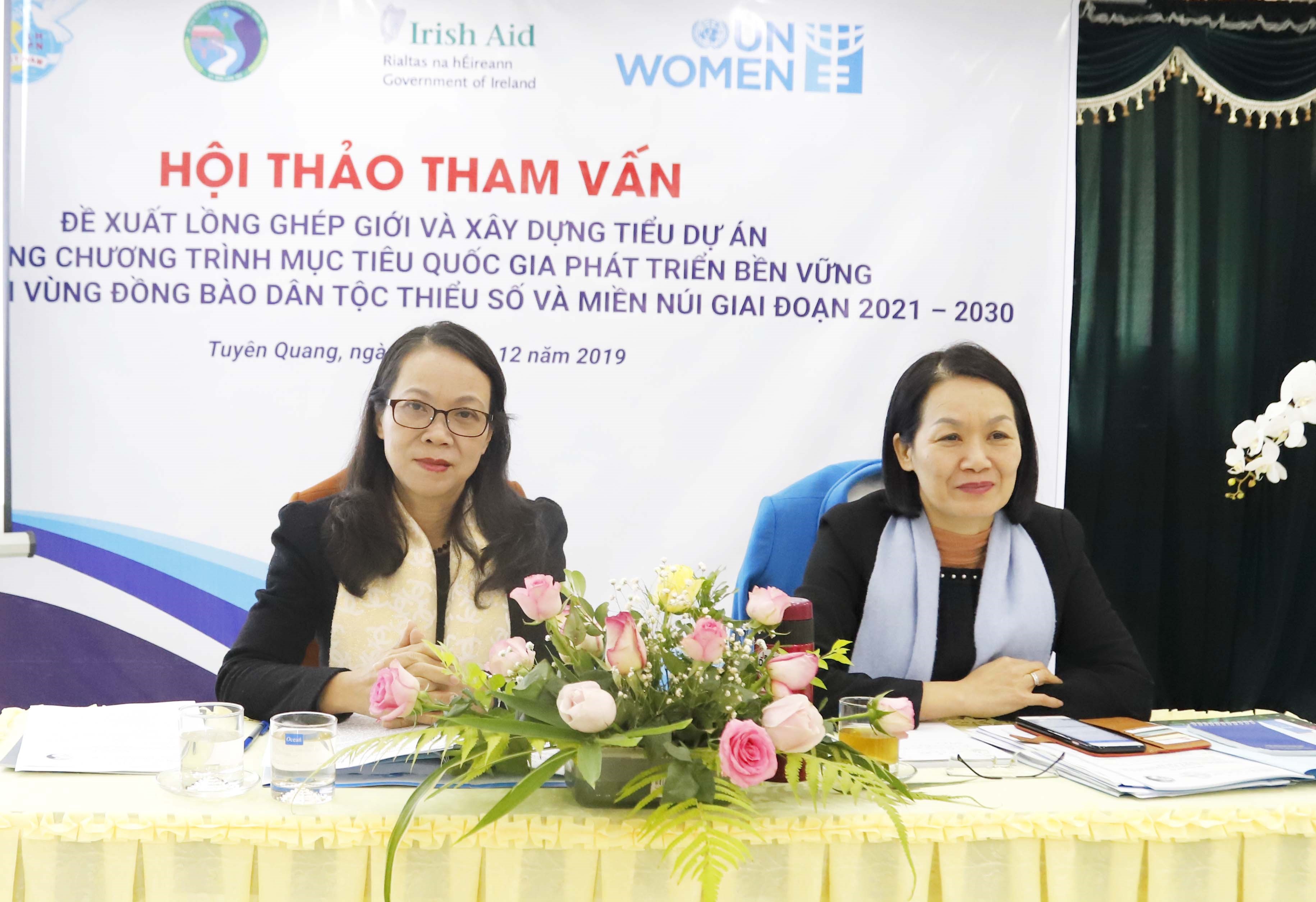 Thứ trưởng, Phó Chủ nhiệm UBDT Hoàng Thị Hạnh (bên trái) và Phó Chủ tịch Hội LHPN Việt Nam Bùi Thị Hòa đồng chủ trì Hội thảo.