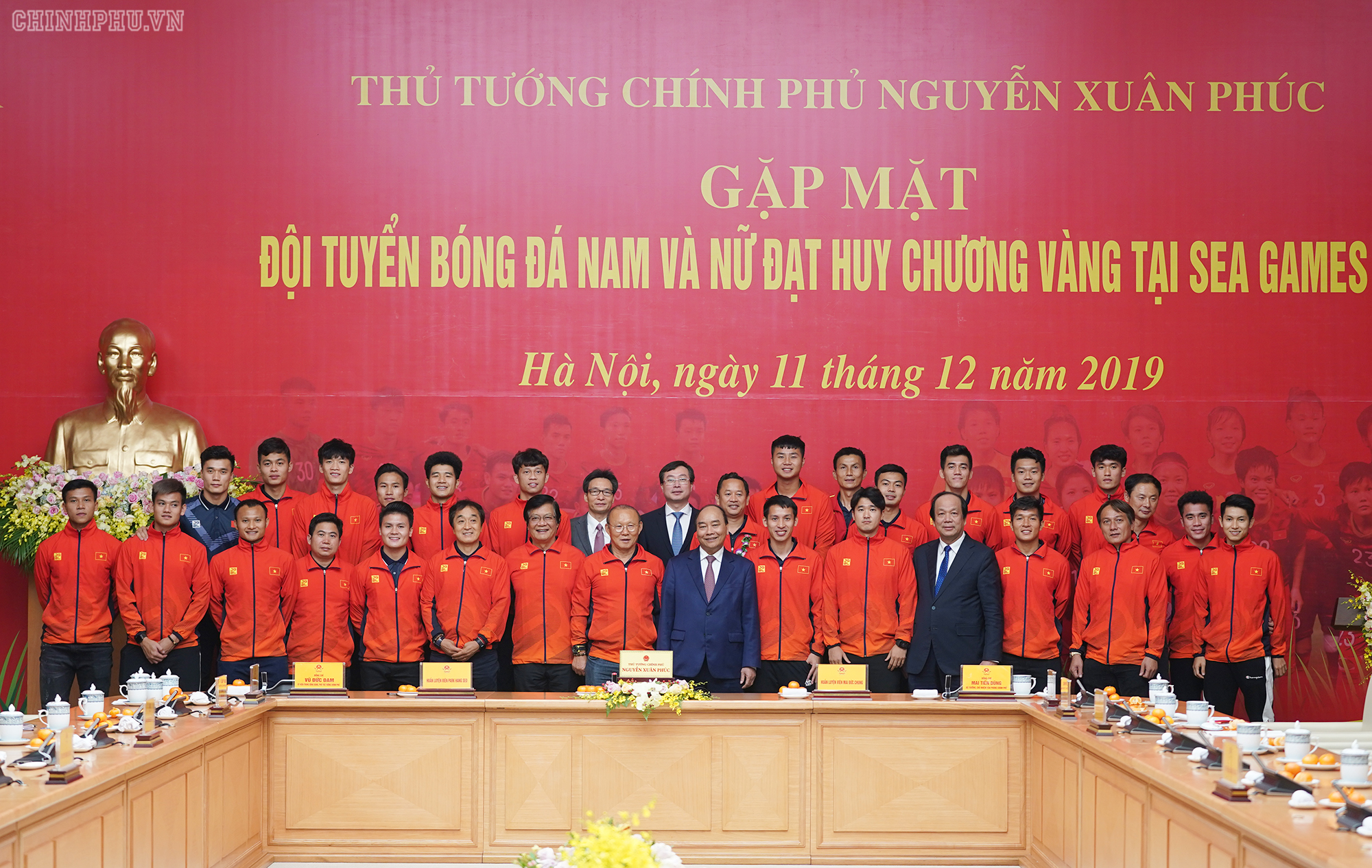 Thủ tướng chụp ảnh lưu niệm cùng Đội tuyển bóng đá nam U22. Ảnh: VGP/Quang Hiếu