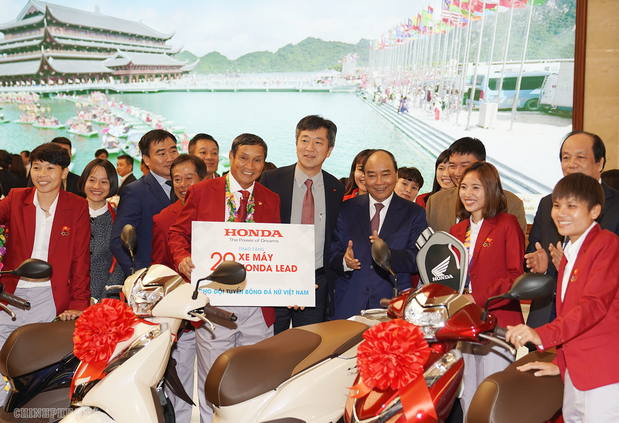 Thủ tướng chứng kiến lễ trao tặng xe Honda cho các thành viên Đội tuyển bóng đá nữ. Ảnh: VGP/Quang Hiếu