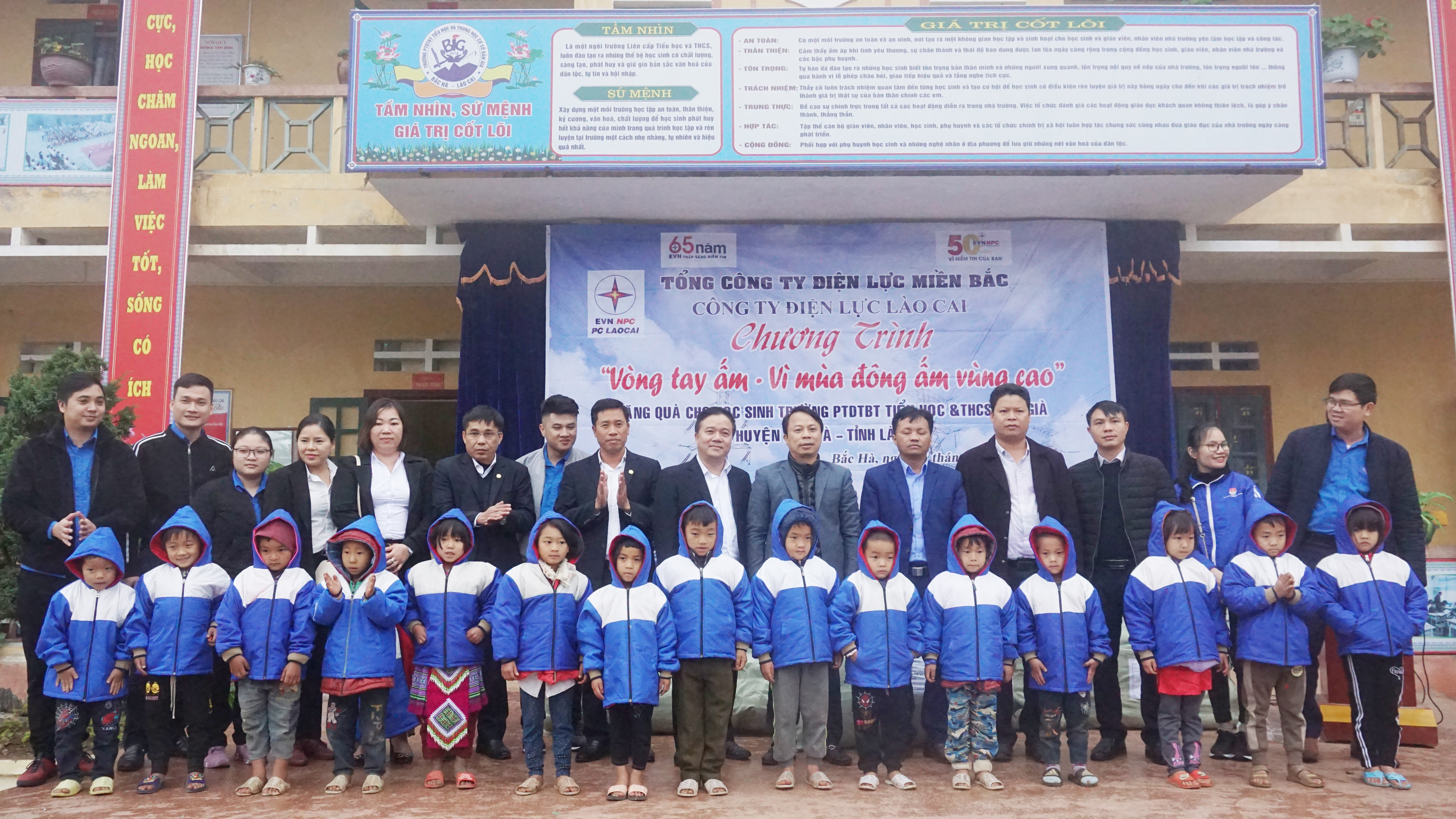 Công ty Điện lực Lào Cai trao tặng áo ấm cho các em học sinh Trường PTDTBT Tiểu học và Trung học cơ sở xã Bản Già