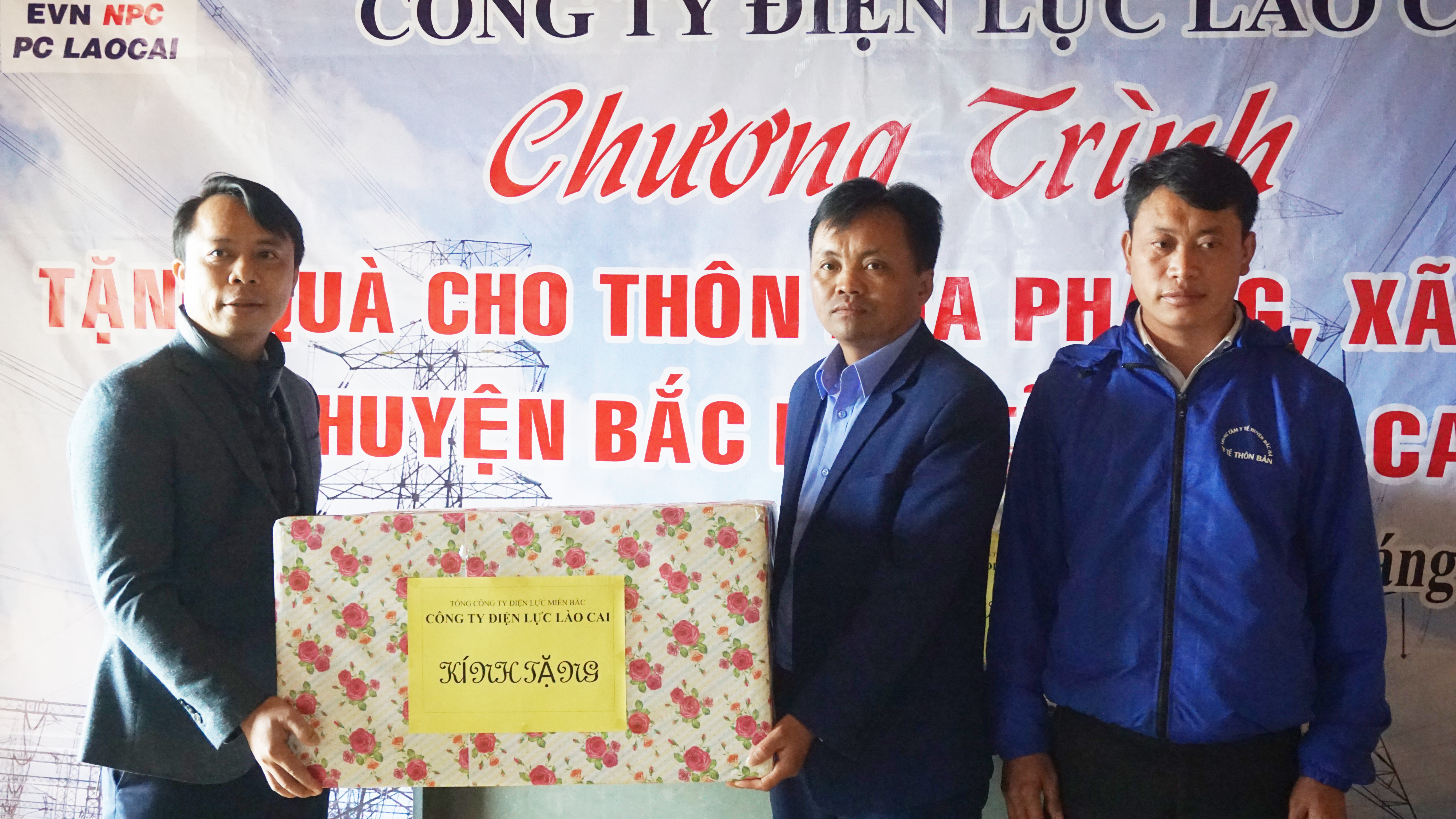Công ty Điện lực Lào Cai trao tặng bộ thiết bị âm thanh cho thôn Kha Phàng