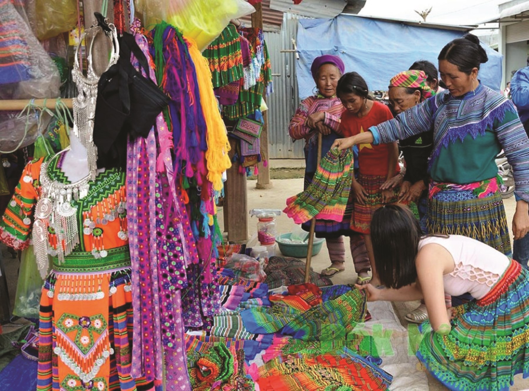 Người Mông dệt thổ cẩm và mang ra chợ bán.