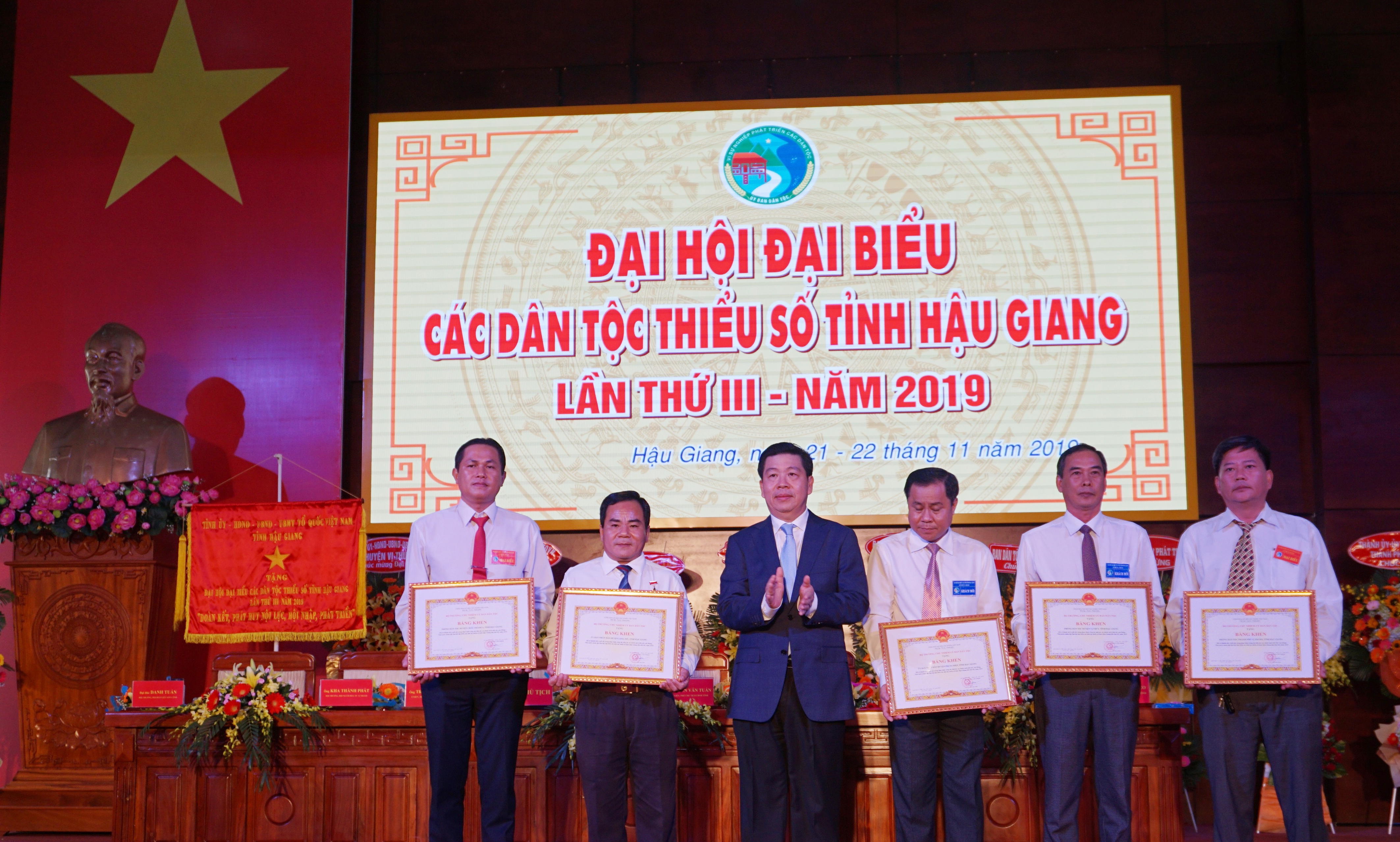 Thứ trưởng, Phó Chủ nhiệm UBDT Lê Sơn Hải trao Bằng khen của Bộ trưởng, Chủ nhiệm UBDT cho các tập thể