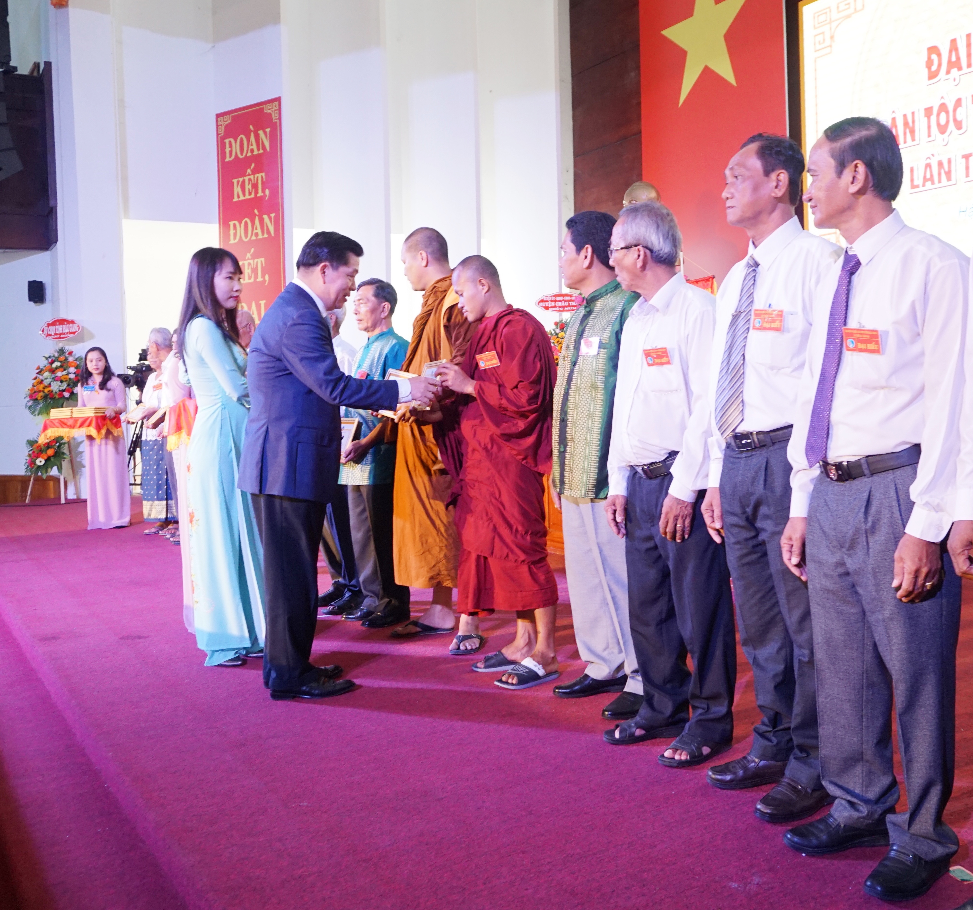 Thứ trưởng, Phó Chủ nhiệm UBDT Lê Sơn Hải trao Kỷ niệm chương “Vì sự nghiệp phát triển các dân tộc” cho các cá nhân
