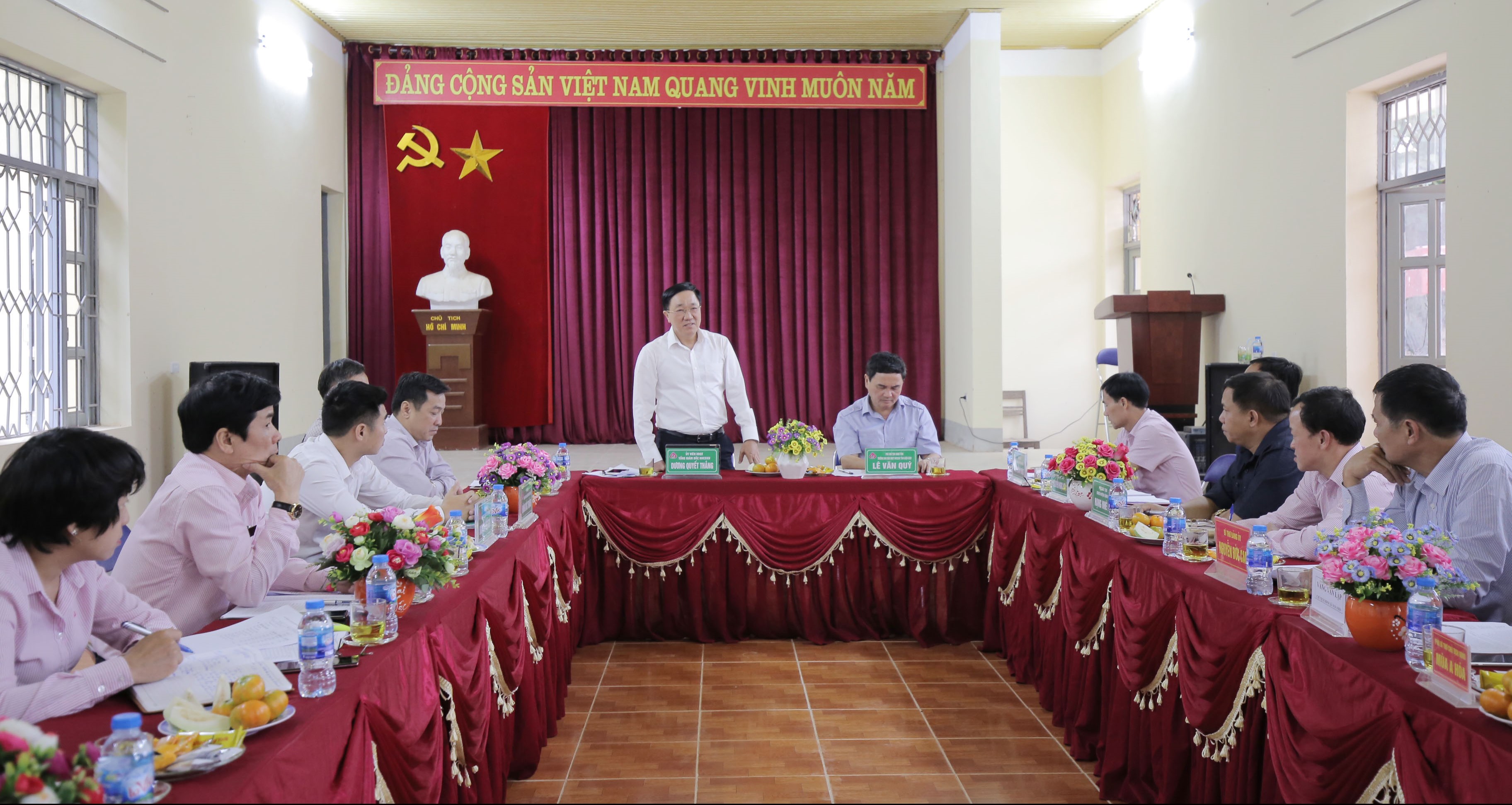 Tổng Giám đốc Dương Quyết Thắng làm việc với cấp ủy, chính quyền huyện Nậm Pồ và cấp ủy, chính quyền, các tổ chức chính trị - xã hội xã Si Pa Phìn
