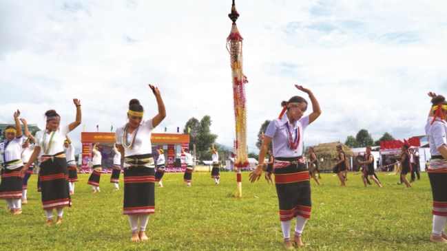 Vào mùa lễ hội, xà cạp luôn đồng hành cùng phụ nữ Bh’noong trong lễ hội truyền thống của làng.