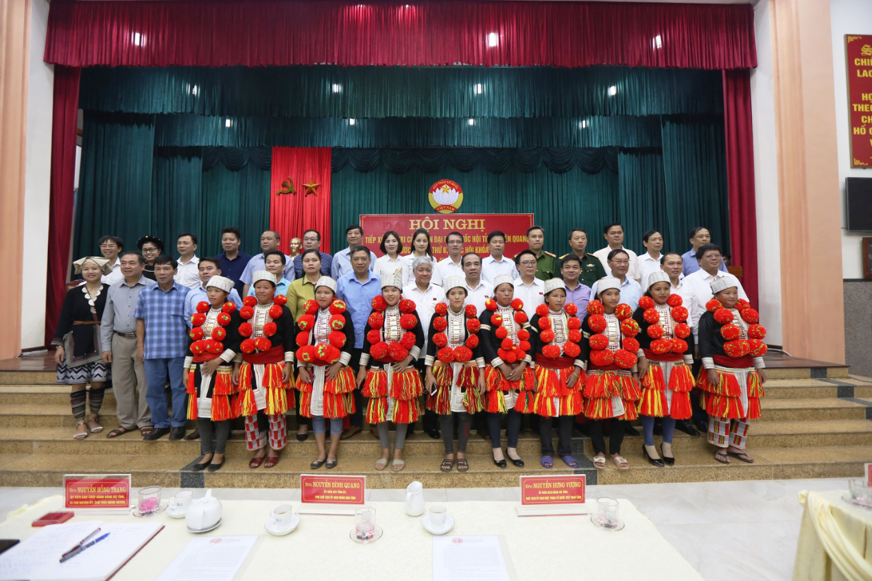 Các Đại biểu chụp ảnh lưu niệm với cử tri huyện Lâm Bình