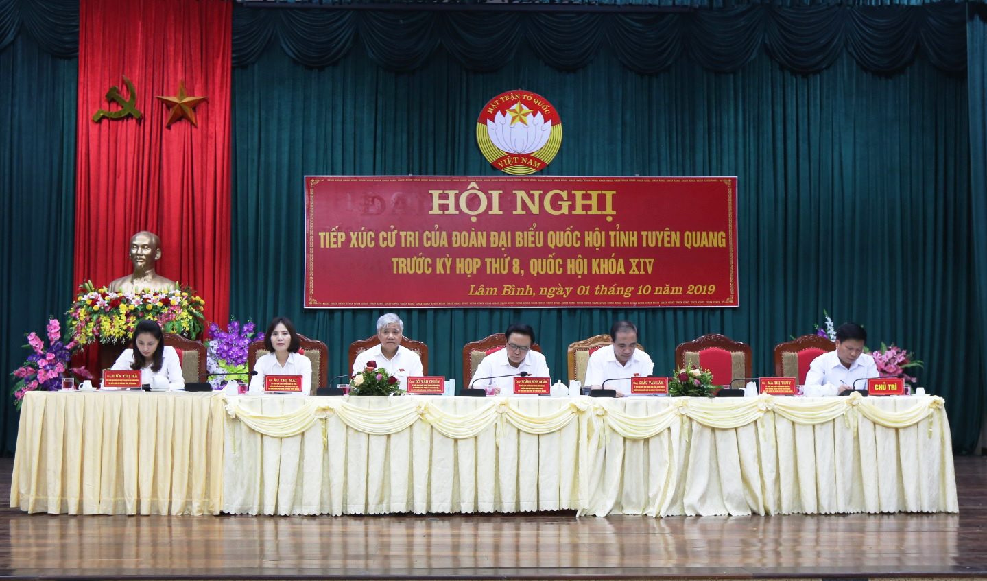 Các Đại biểu thuộc Đoàn ĐBQH Khóa XIV tỉnh Tuyên Quang tại buổi tiếp xúc cử tri huyện Lâm Bình.