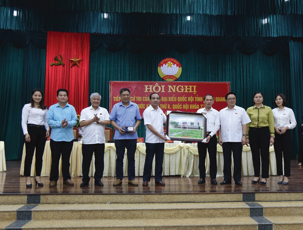Đoàn ĐBQH tỉnh Tuyên Quang trao quà cho UBND huyện Lâm Bình.