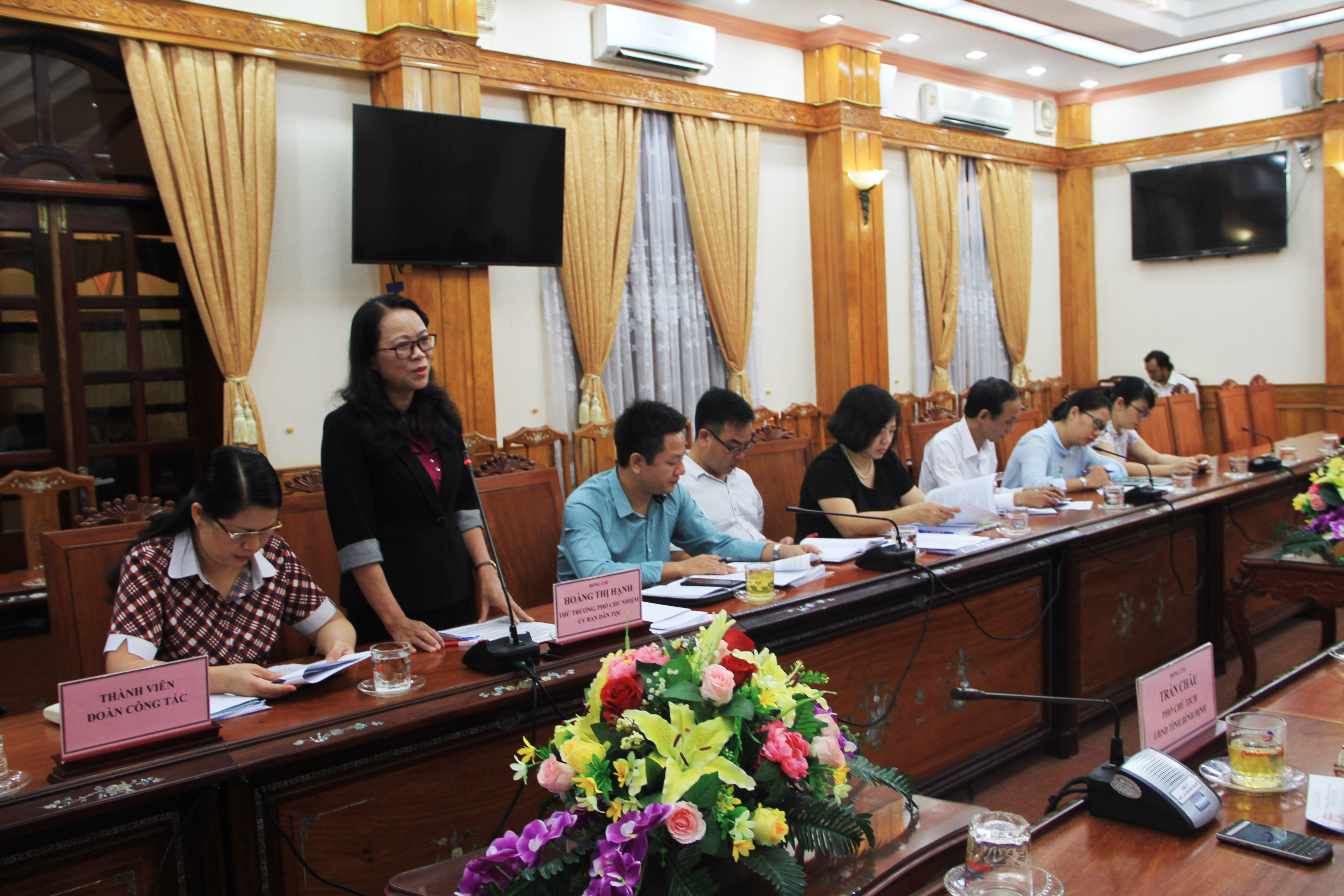 Thứ trưởng, Phó Chủ nhiệm UBDT Hoàng Thị Hạnh phát biểu tại buổi làm việc với UBND tỉnh Bình Định