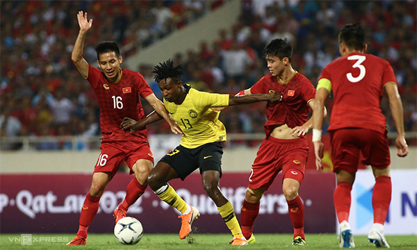 Việt Nam (áo đỏ) chơi đầy kinh nghiệm trước Malaysia (Ảnh: Vnexpress)