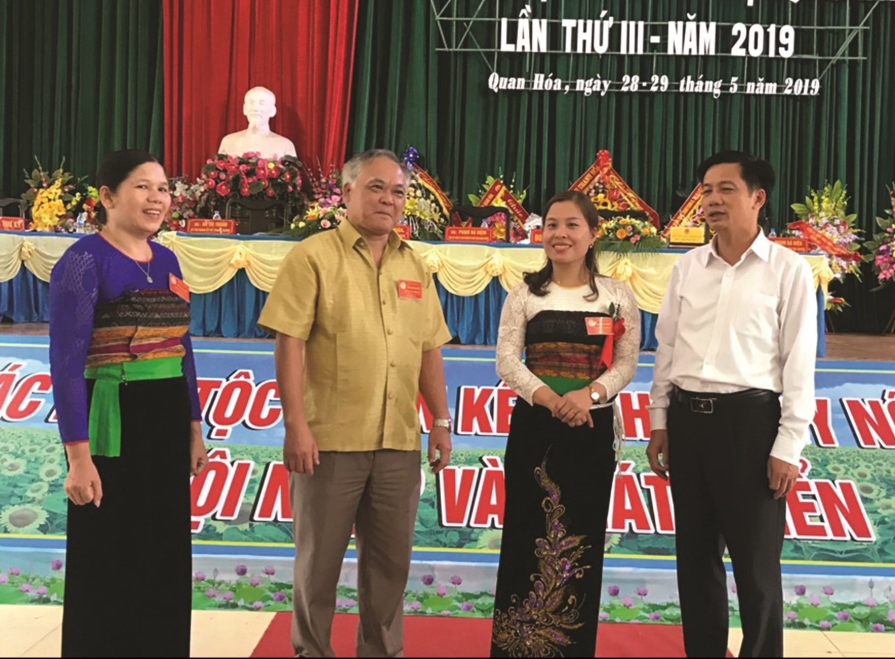 Ông Lương Văn Tưởng, Trưởng Ban Dân tộc Thanh Hóa (ngoài cùng bên phải) trao đổi với đại biểu dự Đại hội Đại biểu các DTTS cấp huyện lần thứ III năm 2019.