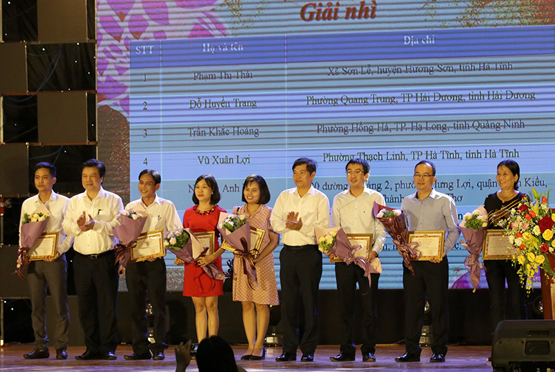 Thứ trưởng Bộ Giáo dục và Đào tạo Nguyễn Hữu Độ và Phó Bí thư Đảng ủy Khối các cơ quan Trung ương Đỗ Ngọc An trao giải Nhì cho các cá nhân đoạt giải.
