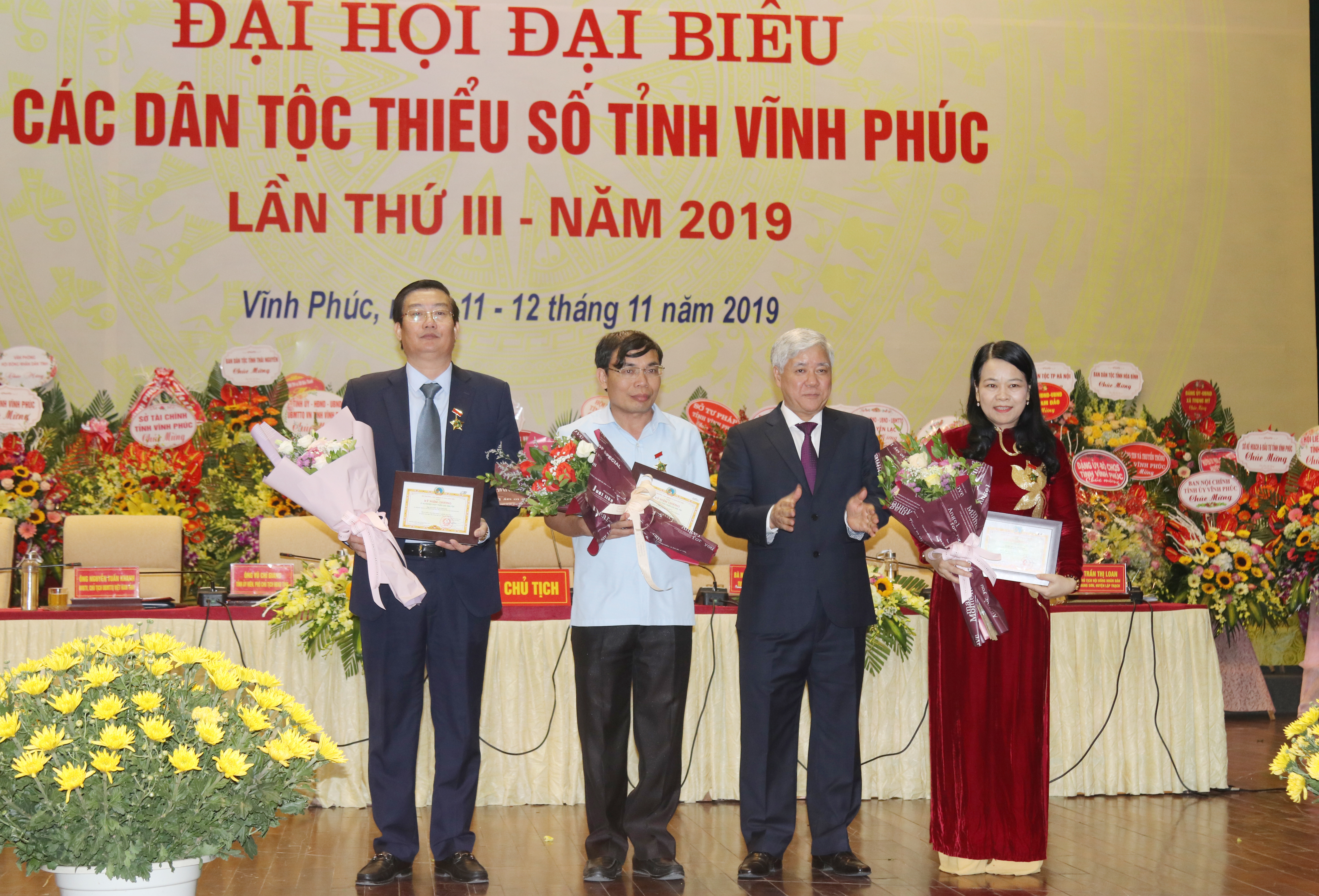 Bộ trưởng, Chủ nhiệm UBDT Đỗ Văn Chiến trao Kỷ niệm chương vì sự nghiệp phát triển các dân tộc cho các cá nhân