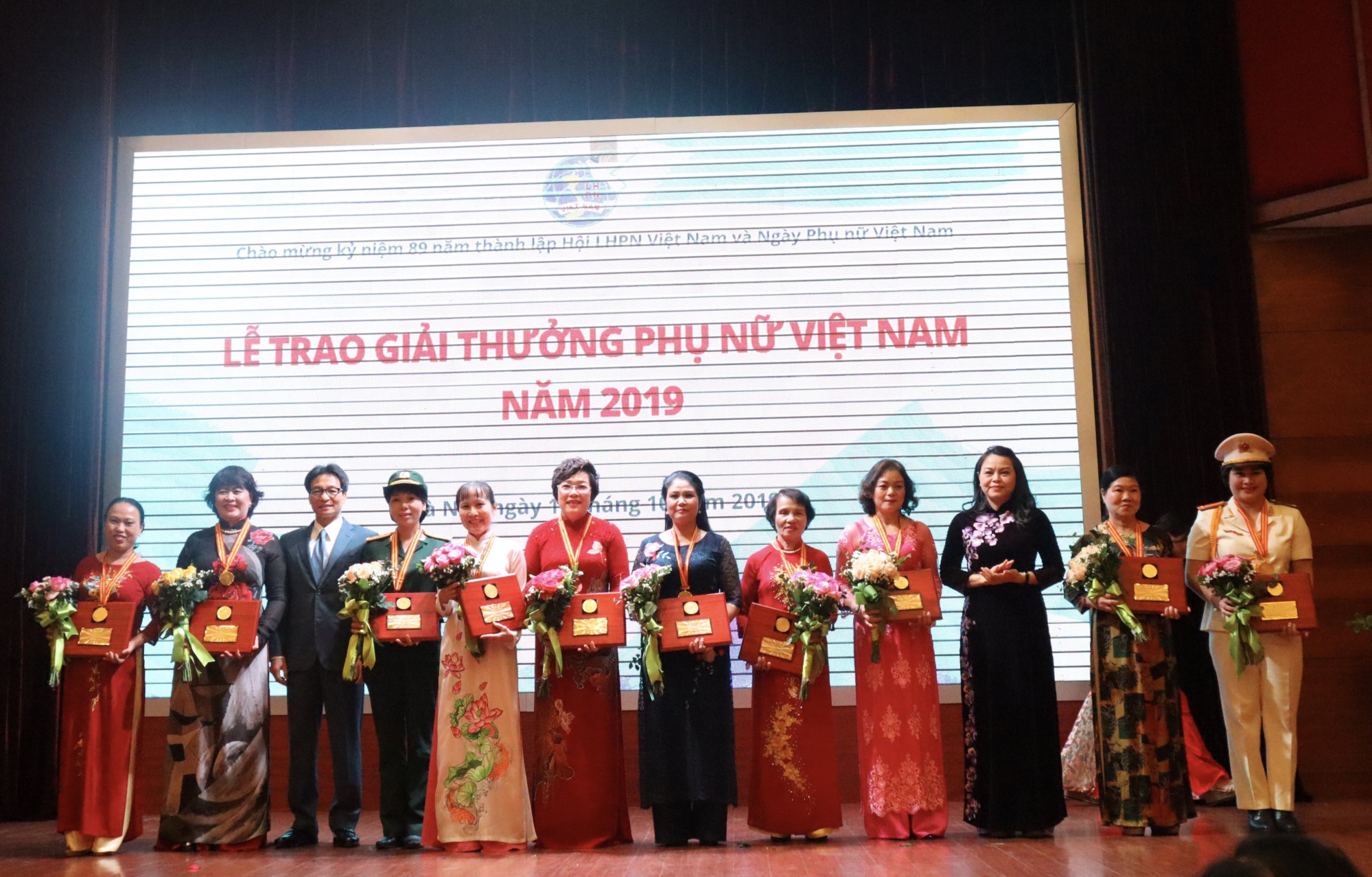 Phó Thủ tướng Vũ Đức Đam và Chủ tịch Hội LHPN Việt Nam Nguyễn Thị Thu Hà trao Giải thưởng Phụ nữ Việt Nam 2019 cho các cá nhân