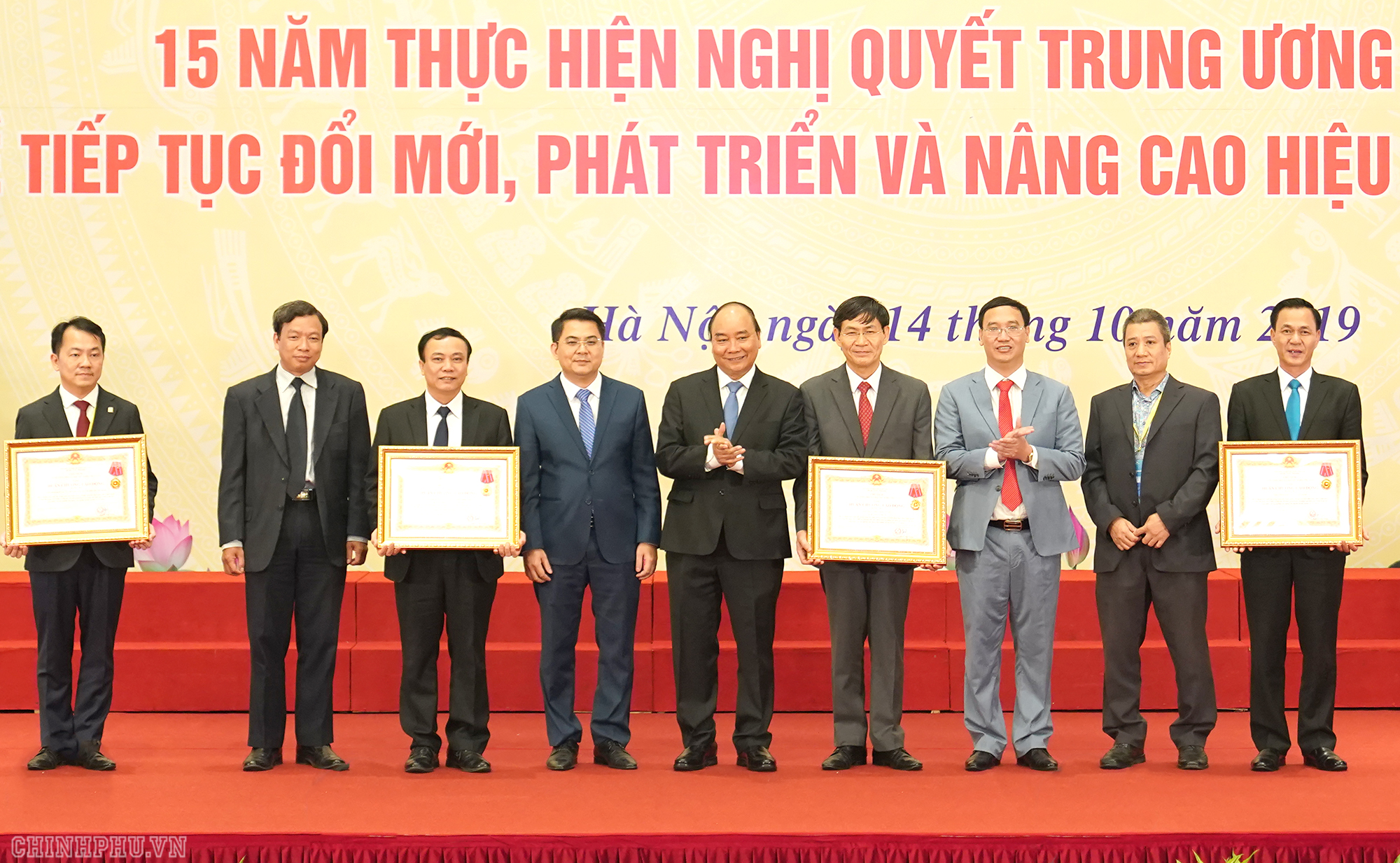 Thủ tướng Nguyễn Xuân Phúc trao Huân chương Lao động hạng Ba cho các HTX. Ảnh: VGP/Quang Hiếu