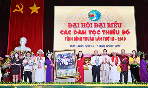 Bí thư Tỉnh ủy Bình Thuận Nguyễn Mạnh Hùng tặng bức trướng chúc mừng đại hội.