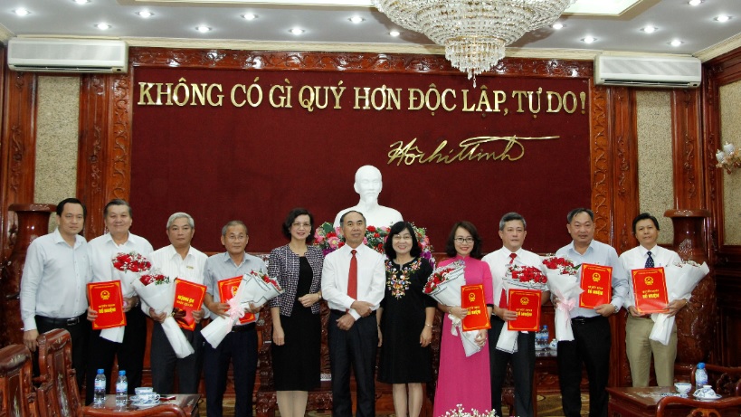 Lãnh đạo tỉnh Bình Phước chụp hình lưu niệm với các đồng chí được bổ nhiệm, điều động, phân công nhiệm vụ 