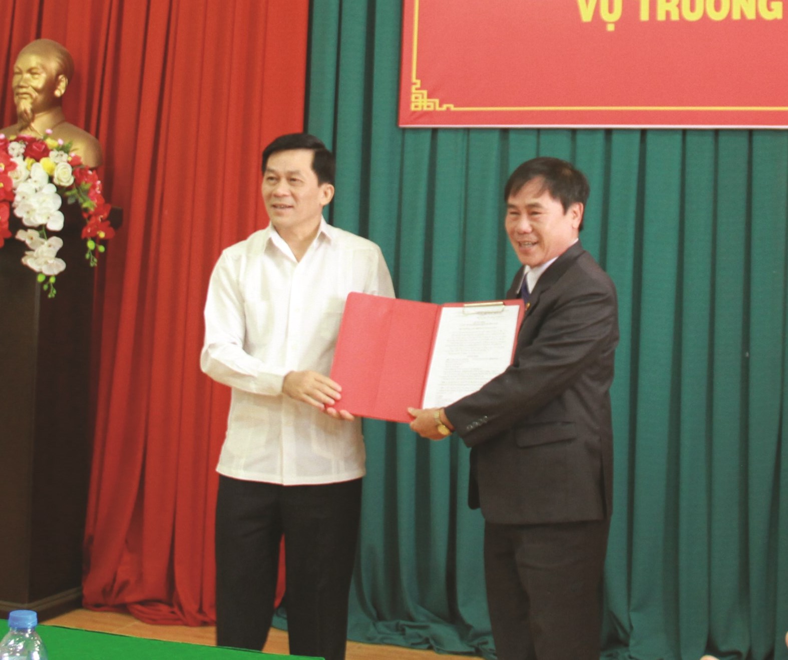 Thứ trưởng, Phó Chủ nhiệm UBDT Nông Quốc Tuấn trao quyết định nghỉ hưu cho ông Nguyễn Xuân Đức.