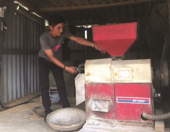 Anh Hồ Văn Cường mua máy xay xát lúa làm dịch vụ phục vụ nhu cầu của người dân trong thôn.