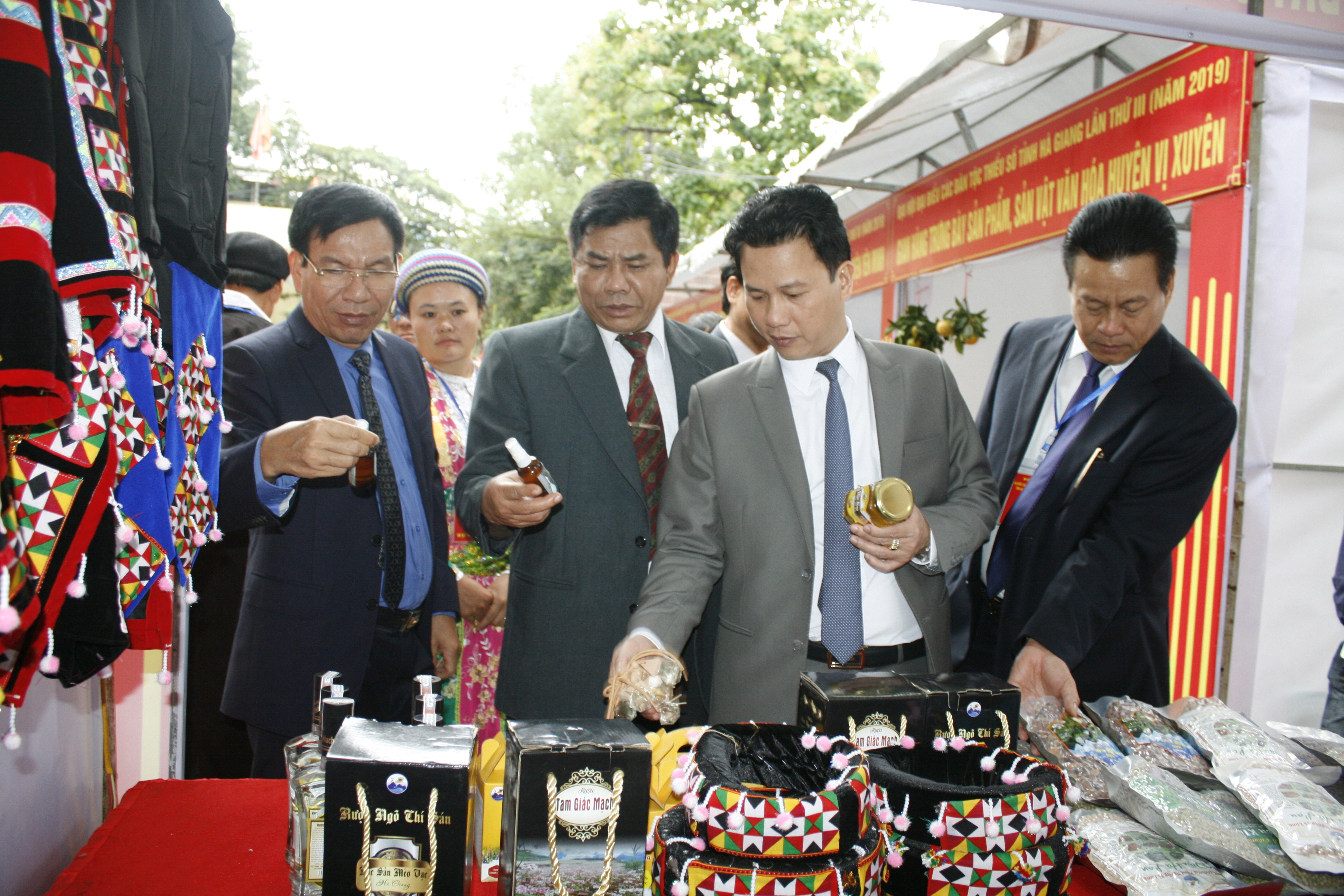 Thứ trưởng, Phó Chủ nhiệm UBDT Y Thông (thứ 2 từ trái sang) cùng các đại biểu thăm quan các gian hàng trưng bày.