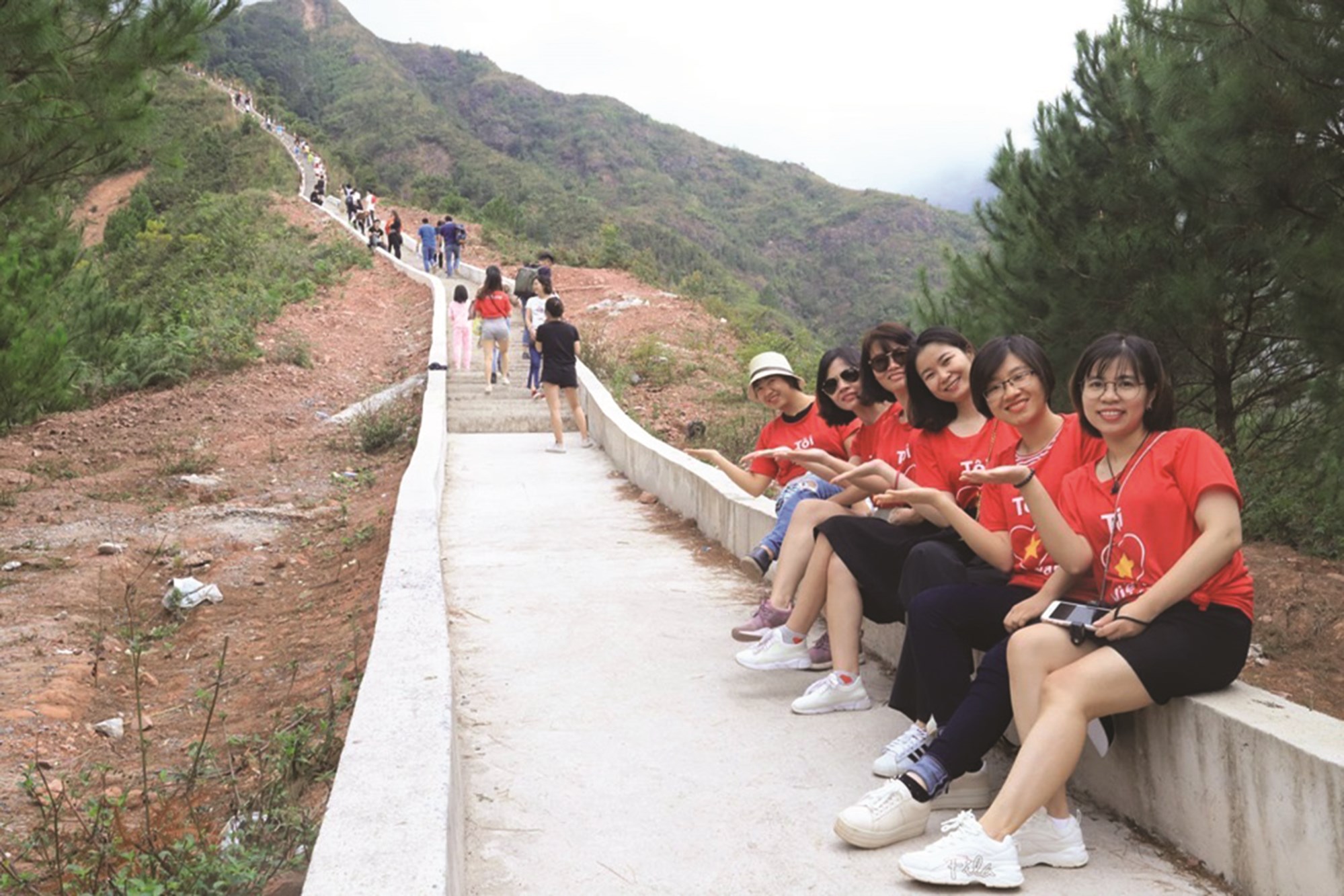 Khách du lịch thăm cột mốc biên giới và trải nghiệm du lịch sinh thái tại huyện Bình Liêu, tỉnh Quảng Ninh.