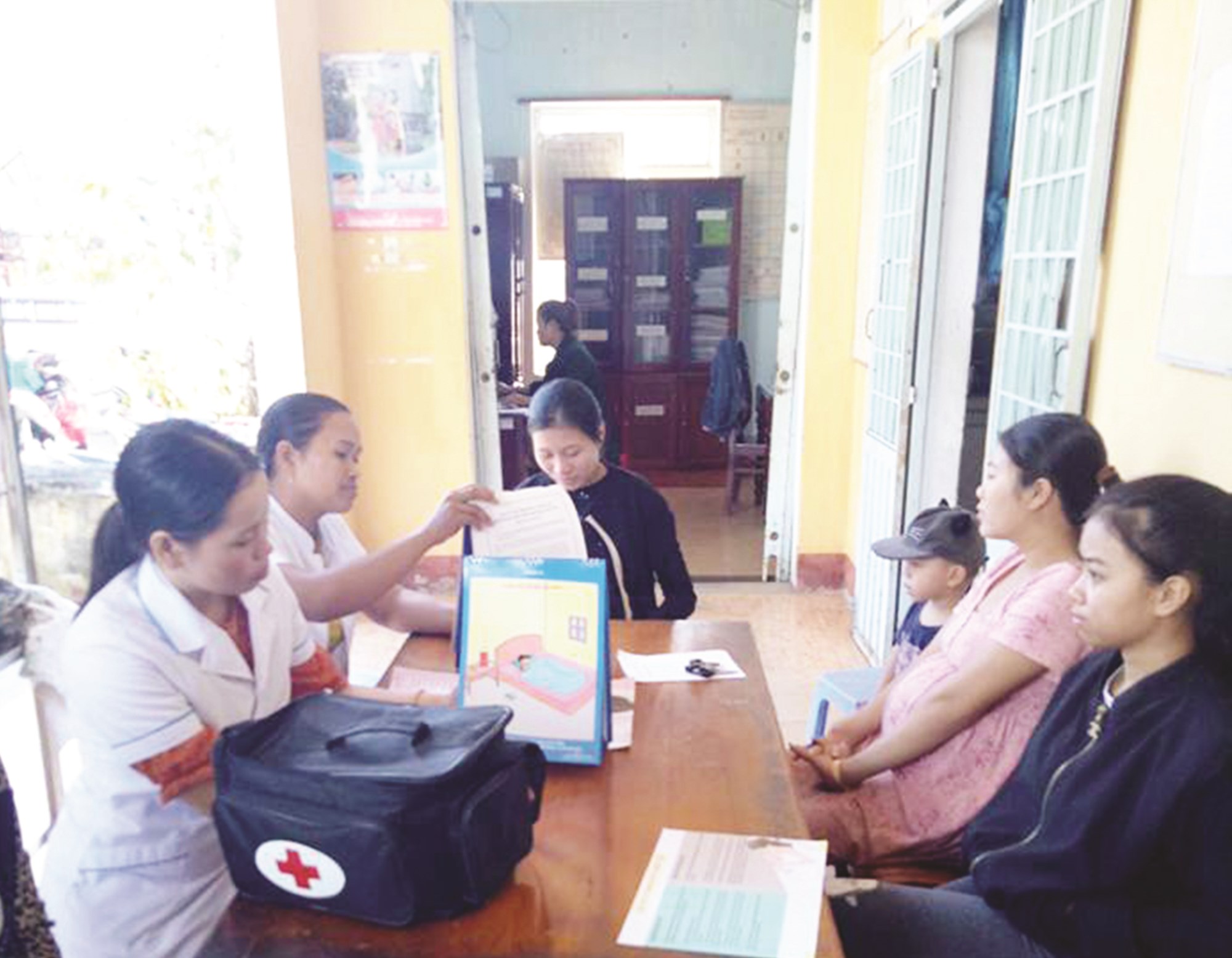 Người dân đến khám bệnh tại Trạm Y tế xã Măng Bút.