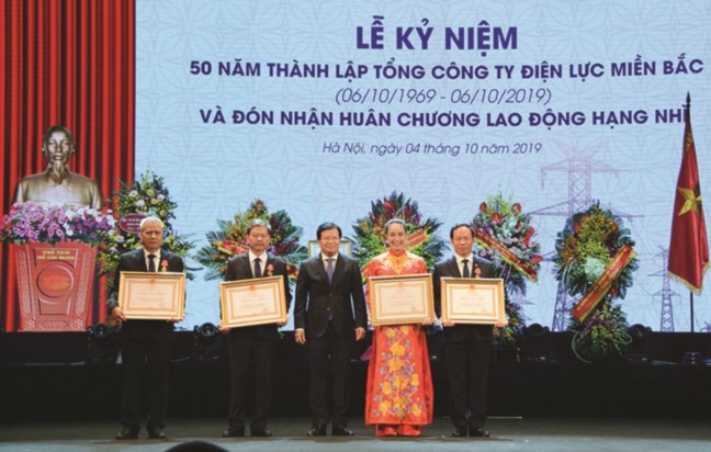 Ủy viên BCH Trung ương Đảng, Phó Thủ tướng Trịnh Đình Dũng trao Huân chương Lao động hạng Nhì cho các cá nhân của Tổng Công ty Điện lực miền Bắc
