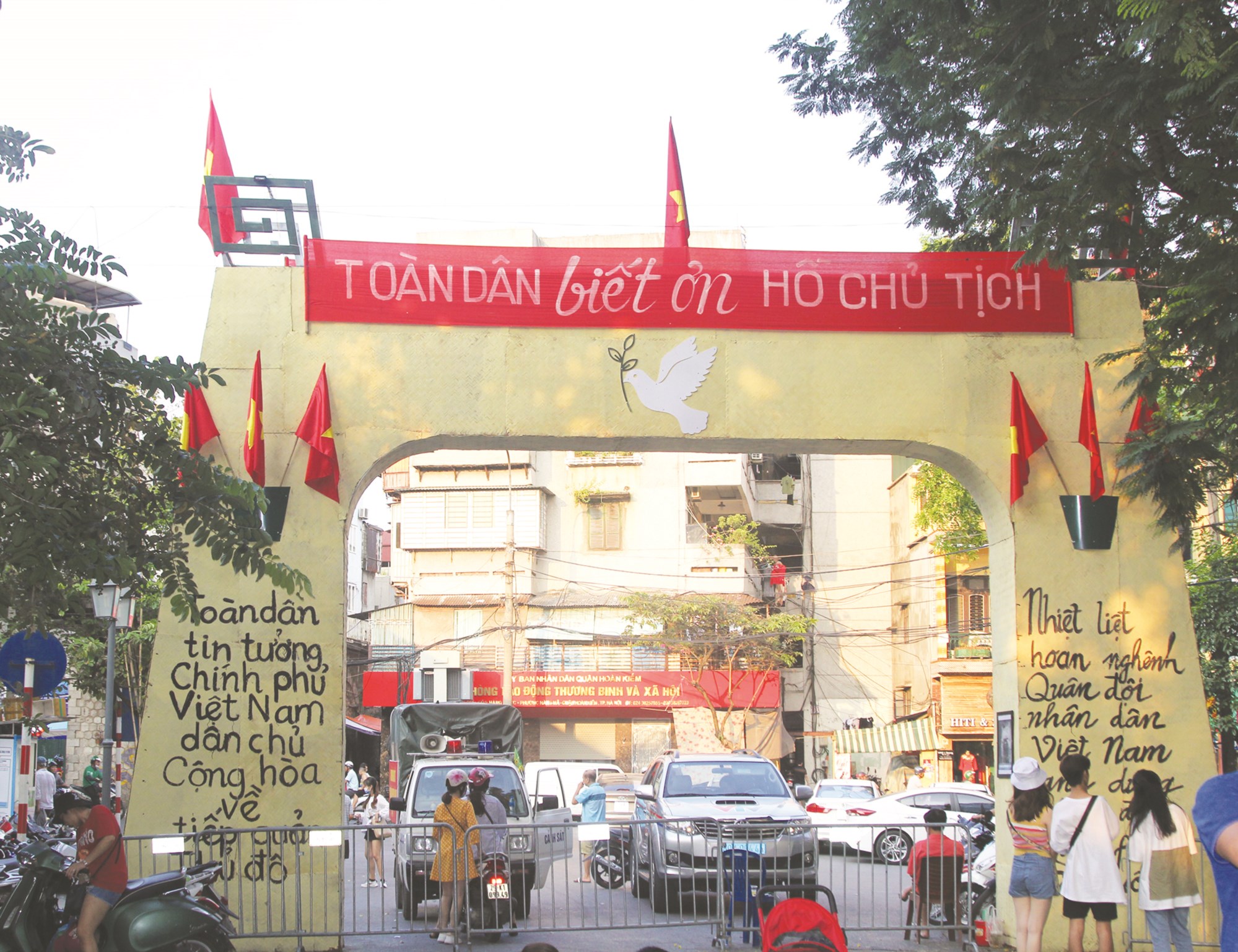 Tái hiện cổng chào phố Hàng Khay - Hà Nội (10/1954) với những dòng chữ được viết tay để chào đón đoàn quân chiến thắng tiếp quản Thủ đô.